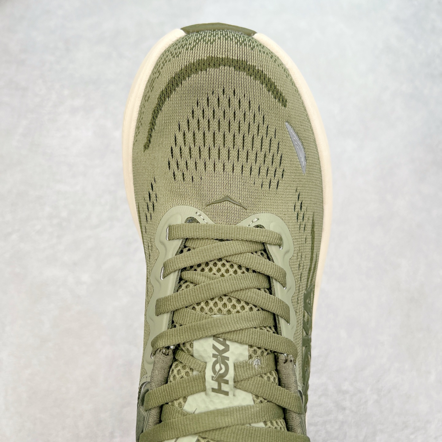 图片[4]-HOKA ONE ONE Bondi 9 WIDE 邦迪九代舒适防滑耐磨低帮休闲跑步鞋 HOKA ONE ONE是来自美国的跑步鞋知名品牌，创立于2009年，始终致力于为所有跑者提供更新、更好的跑步装备。相比常规跑鞋，HOKA ONE ONE特别研发使用性能独特的几何形跑鞋中底，此种鞋底更厚、更高、回弹性也更好，除了卓越的缓冲性能，它还能內各种阶段的跑者带来更具动感、更加稳定的跑步体验。HOKAONE ONE从设计之初就清楚意识到，要保证跑者步幅的均匀一致，双脚自然而然的运动至关重要。尺码：36 36.5 37.5 38 38.5 39 40 40.5 41 42 42.5 43 44 44.5 45-选品中心