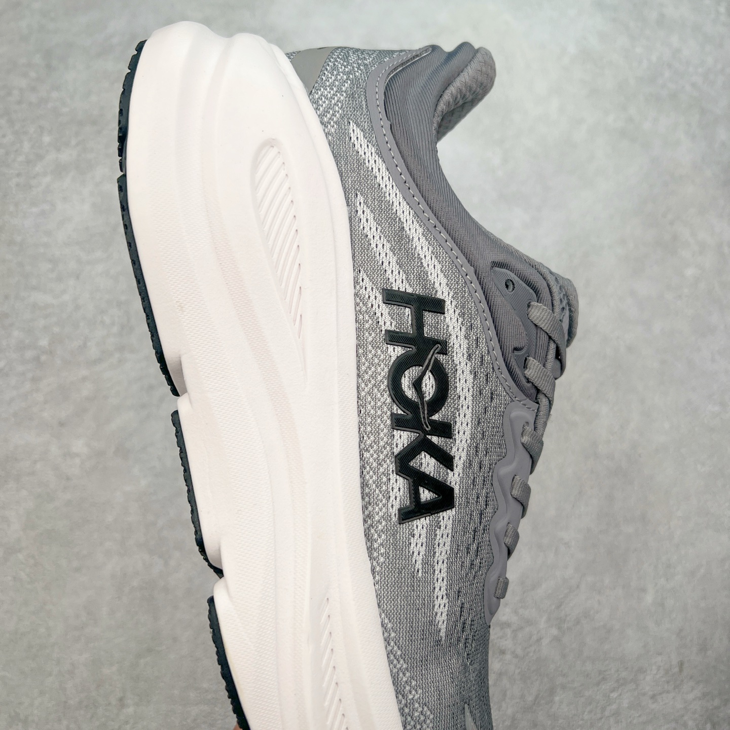 图片[6]-HOKA ONE ONE Bondi 9 WIDE 邦迪九代舒适防滑耐磨低帮休闲跑步鞋 HOKA ONE ONE是来自美国的跑步鞋知名品牌，创立于2009年，始终致力于为所有跑者提供更新、更好的跑步装备。相比常规跑鞋，HOKA ONE ONE特别研发使用性能独特的几何形跑鞋中底，此种鞋底更厚、更高、回弹性也更好，除了卓越的缓冲性能，它还能內各种阶段的跑者带来更具动感、更加稳定的跑步体验。HOKAONE ONE从设计之初就清楚意识到，要保证跑者步幅的均匀一致，双脚自然而然的运动至关重要。尺码：36 36.5 37.5 38 38.5 39 40 40.5 41 42 42.5 43 44 44.5 45-选品中心