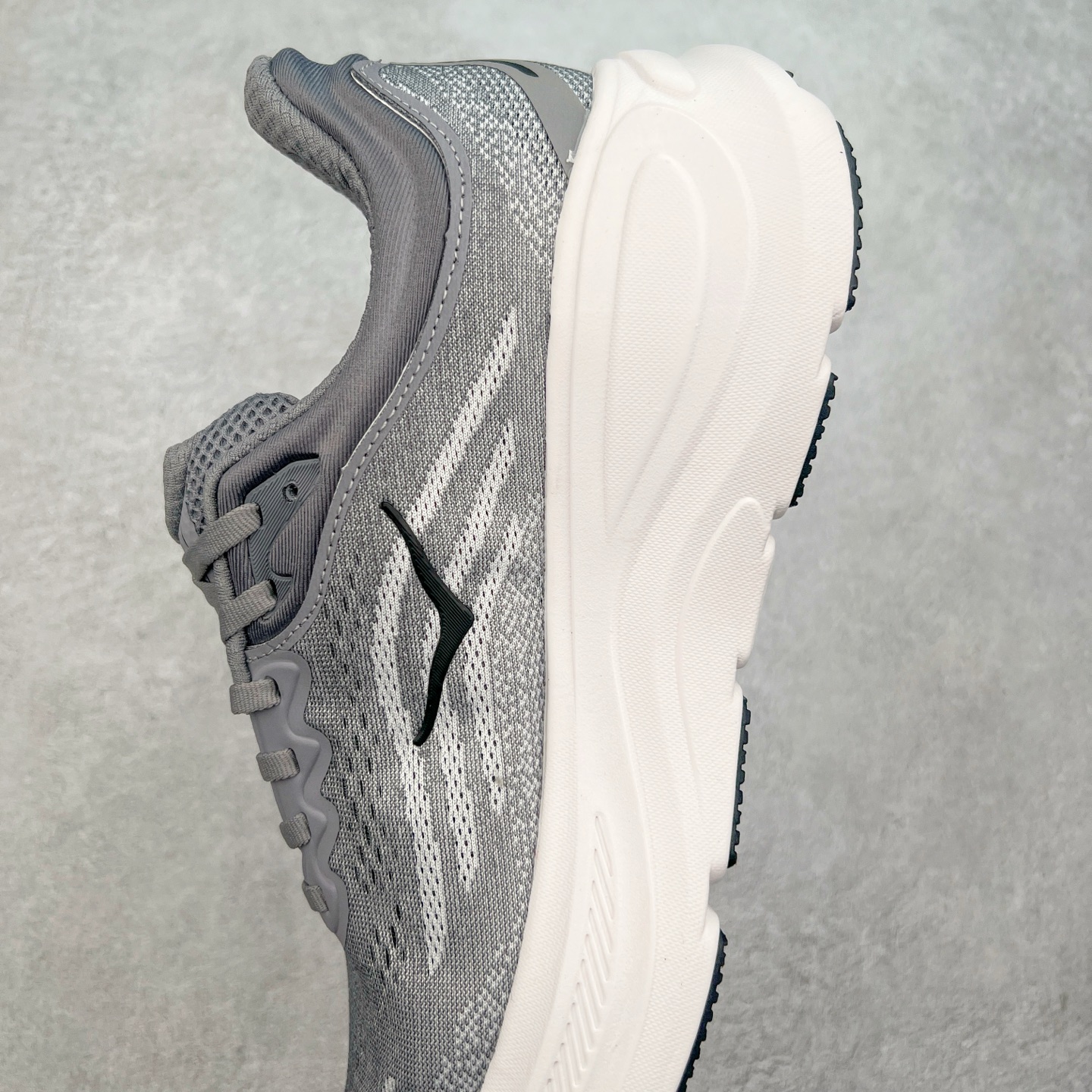 图片[7]-HOKA ONE ONE Bondi 9 WIDE 邦迪九代舒适防滑耐磨低帮休闲跑步鞋 HOKA ONE ONE是来自美国的跑步鞋知名品牌，创立于2009年，始终致力于为所有跑者提供更新、更好的跑步装备。相比常规跑鞋，HOKA ONE ONE特别研发使用性能独特的几何形跑鞋中底，此种鞋底更厚、更高、回弹性也更好，除了卓越的缓冲性能，它还能內各种阶段的跑者带来更具动感、更加稳定的跑步体验。HOKAONE ONE从设计之初就清楚意识到，要保证跑者步幅的均匀一致，双脚自然而然的运动至关重要。尺码：36 36.5 37.5 38 38.5 39 40 40.5 41 42 42.5 43 44 44.5 45-选品中心