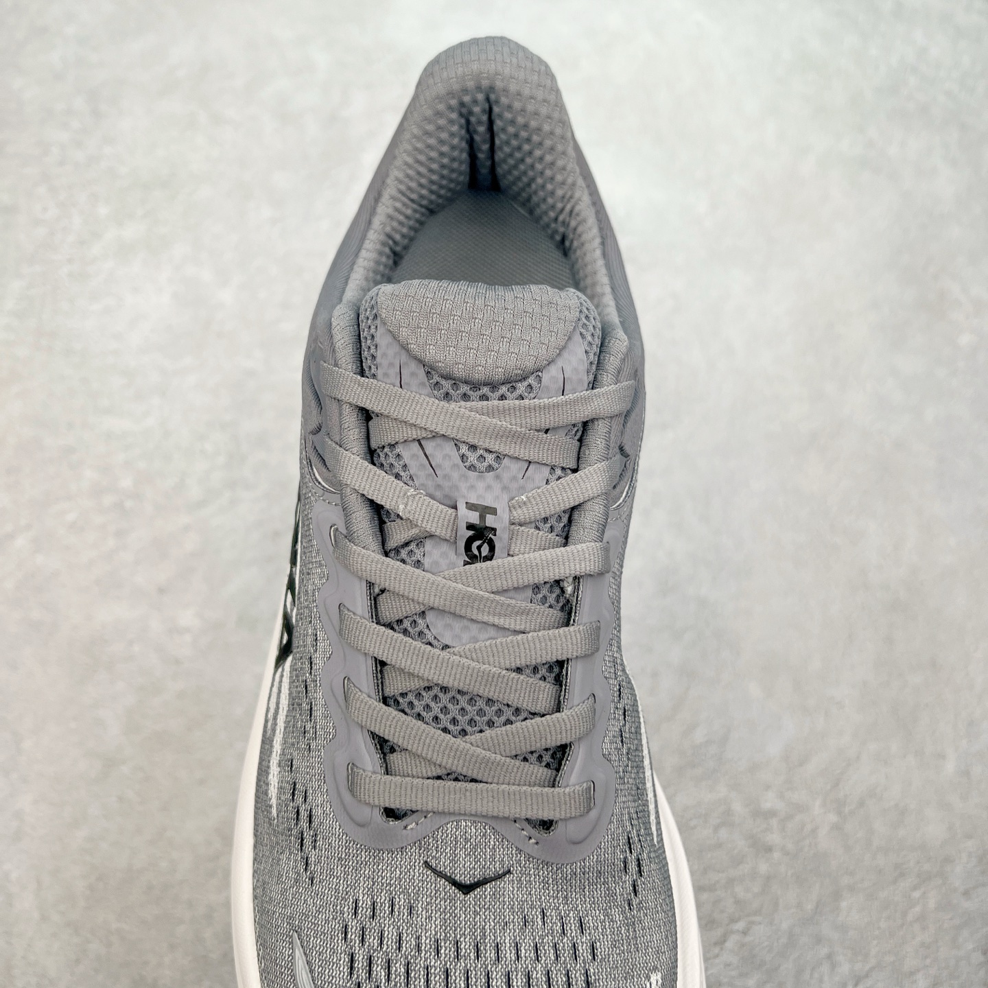 图片[5]-HOKA ONE ONE Bondi 9 WIDE 邦迪九代舒适防滑耐磨低帮休闲跑步鞋 HOKA ONE ONE是来自美国的跑步鞋知名品牌，创立于2009年，始终致力于为所有跑者提供更新、更好的跑步装备。相比常规跑鞋，HOKA ONE ONE特别研发使用性能独特的几何形跑鞋中底，此种鞋底更厚、更高、回弹性也更好，除了卓越的缓冲性能，它还能內各种阶段的跑者带来更具动感、更加稳定的跑步体验。HOKAONE ONE从设计之初就清楚意识到，要保证跑者步幅的均匀一致，双脚自然而然的运动至关重要。尺码：36 36.5 37.5 38 38.5 39 40 40.5 41 42 42.5 43 44 44.5 45-选品中心