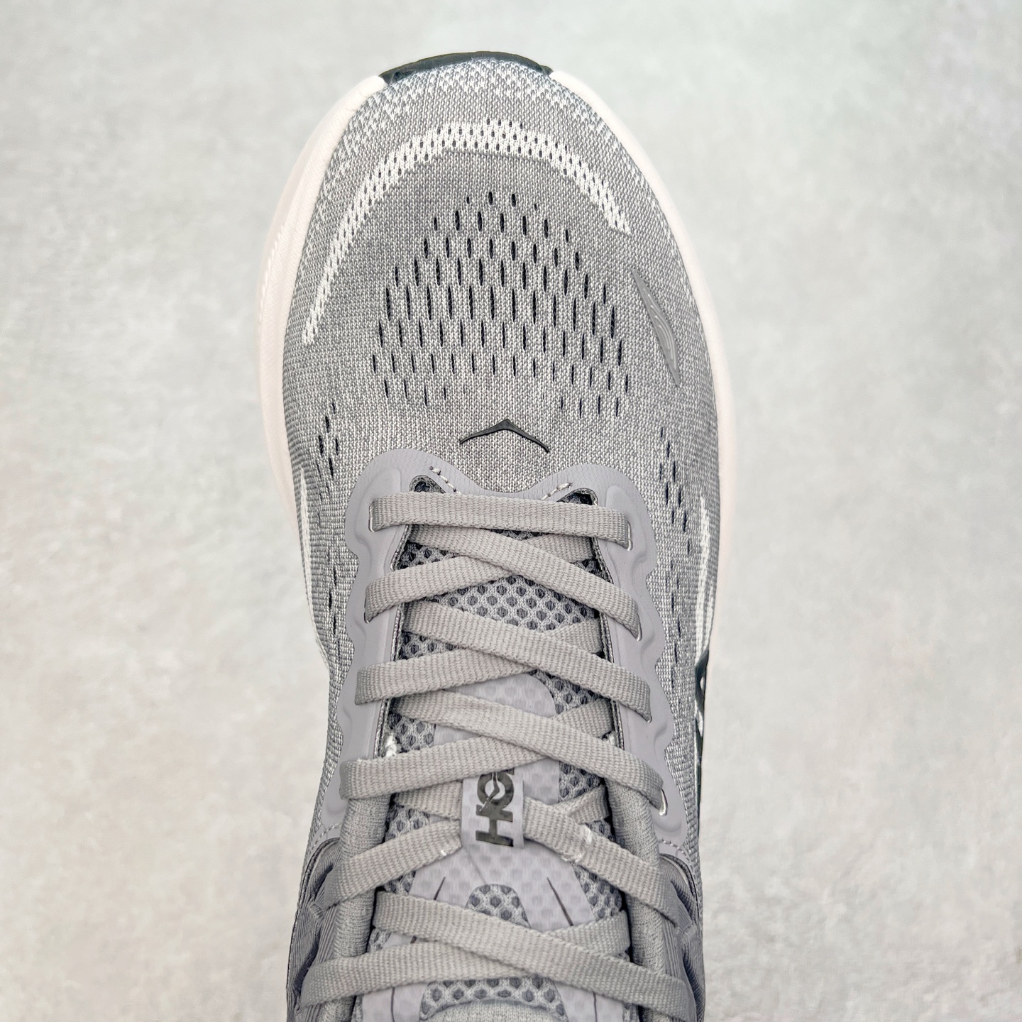 图片[4]-HOKA ONE ONE Bondi 9 WIDE 邦迪九代舒适防滑耐磨低帮休闲跑步鞋 HOKA ONE ONE是来自美国的跑步鞋知名品牌，创立于2009年，始终致力于为所有跑者提供更新、更好的跑步装备。相比常规跑鞋，HOKA ONE ONE特别研发使用性能独特的几何形跑鞋中底，此种鞋底更厚、更高、回弹性也更好，除了卓越的缓冲性能，它还能內各种阶段的跑者带来更具动感、更加稳定的跑步体验。HOKAONE ONE从设计之初就清楚意识到，要保证跑者步幅的均匀一致，双脚自然而然的运动至关重要。尺码：36 36.5 37.5 38 38.5 39 40 40.5 41 42 42.5 43 44 44.5 45-选品中心