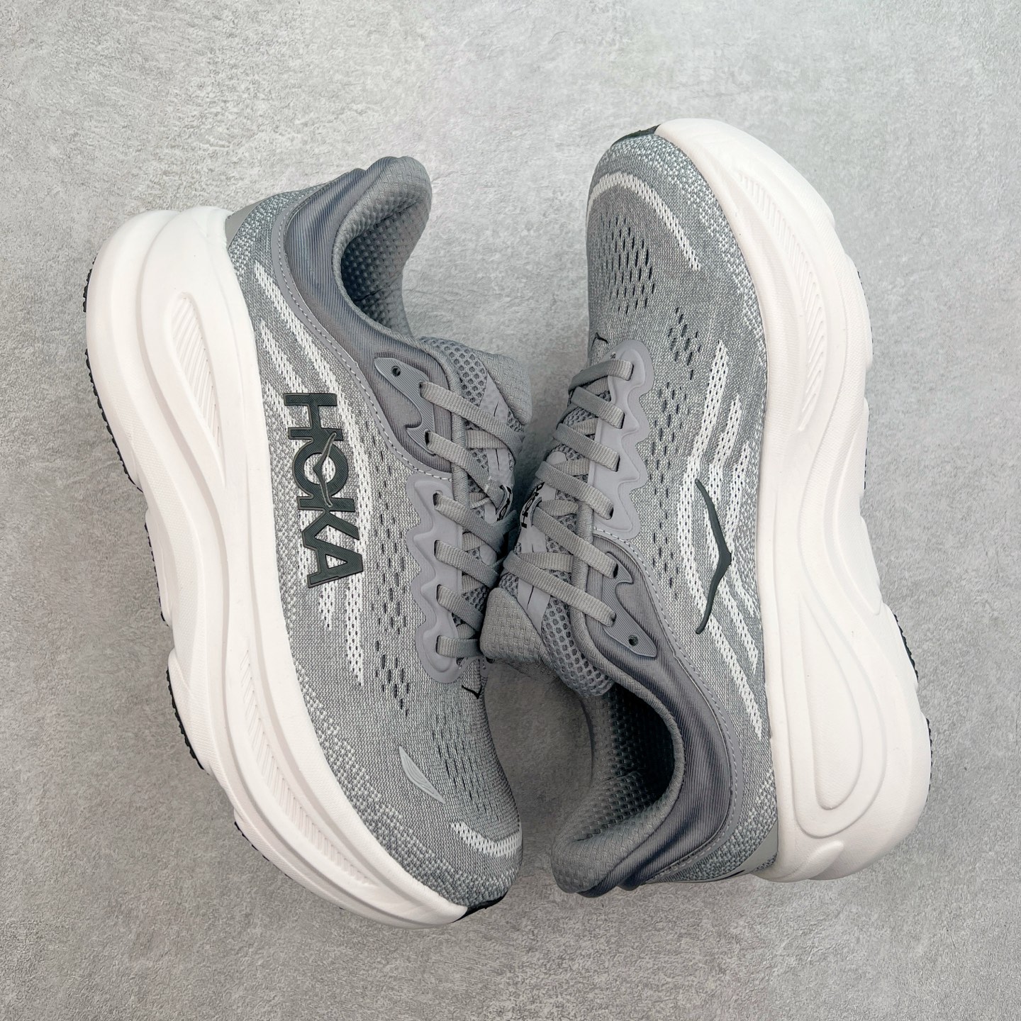 图片[3]-HOKA ONE ONE Bondi 9 WIDE 邦迪九代舒适防滑耐磨低帮休闲跑步鞋 HOKA ONE ONE是来自美国的跑步鞋知名品牌，创立于2009年，始终致力于为所有跑者提供更新、更好的跑步装备。相比常规跑鞋，HOKA ONE ONE特别研发使用性能独特的几何形跑鞋中底，此种鞋底更厚、更高、回弹性也更好，除了卓越的缓冲性能，它还能內各种阶段的跑者带来更具动感、更加稳定的跑步体验。HOKAONE ONE从设计之初就清楚意识到，要保证跑者步幅的均匀一致，双脚自然而然的运动至关重要。尺码：36 36.5 37.5 38 38.5 39 40 40.5 41 42 42.5 43 44 44.5 45-选品中心