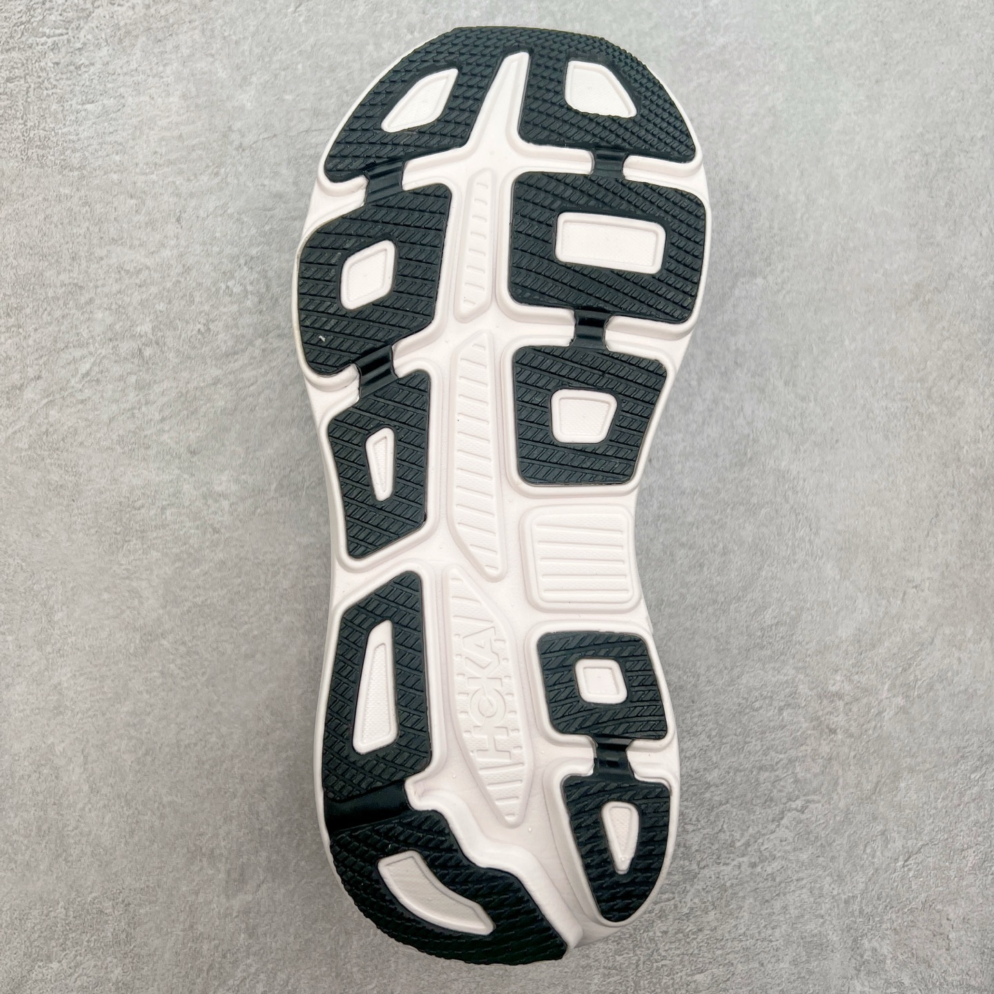 图片[9]-HOKA ONE ONE Bondi 9 WIDE 邦迪九代舒适防滑耐磨低帮休闲跑步鞋 HOKA ONE ONE是来自美国的跑步鞋知名品牌，创立于2009年，始终致力于为所有跑者提供更新、更好的跑步装备。相比常规跑鞋，HOKA ONE ONE特别研发使用性能独特的几何形跑鞋中底，此种鞋底更厚、更高、回弹性也更好，除了卓越的缓冲性能，它还能內各种阶段的跑者带来更具动感、更加稳定的跑步体验。HOKAONE ONE从设计之初就清楚意识到，要保证跑者步幅的均匀一致，双脚自然而然的运动至关重要。尺码：36 36.5 37.5 38 38.5 39 40 40.5 41 42 42.5 43 44 44.5 45-选品中心