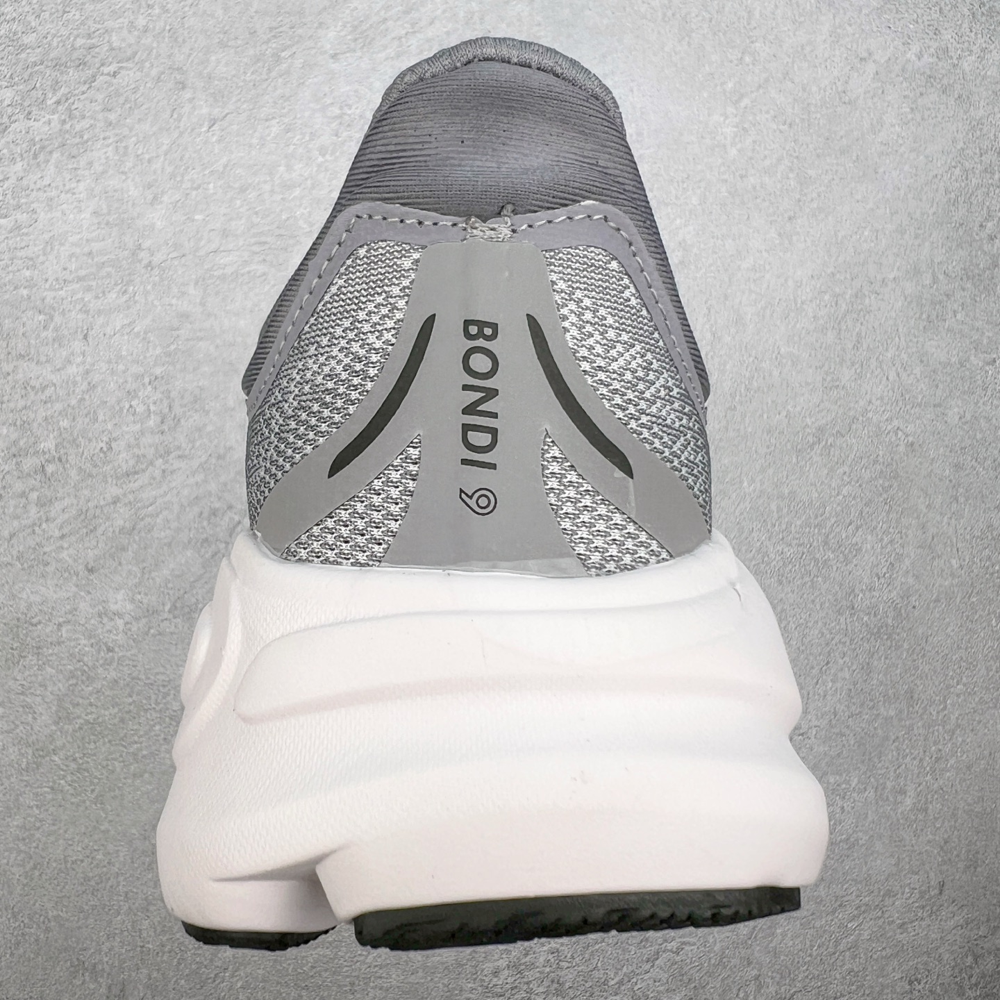 图片[8]-HOKA ONE ONE Bondi 9 WIDE 邦迪九代舒适防滑耐磨低帮休闲跑步鞋 HOKA ONE ONE是来自美国的跑步鞋知名品牌，创立于2009年，始终致力于为所有跑者提供更新、更好的跑步装备。相比常规跑鞋，HOKA ONE ONE特别研发使用性能独特的几何形跑鞋中底，此种鞋底更厚、更高、回弹性也更好，除了卓越的缓冲性能，它还能內各种阶段的跑者带来更具动感、更加稳定的跑步体验。HOKAONE ONE从设计之初就清楚意识到，要保证跑者步幅的均匀一致，双脚自然而然的运动至关重要。尺码：36 36.5 37.5 38 38.5 39 40 40.5 41 42 42.5 43 44 44.5 45-选品中心