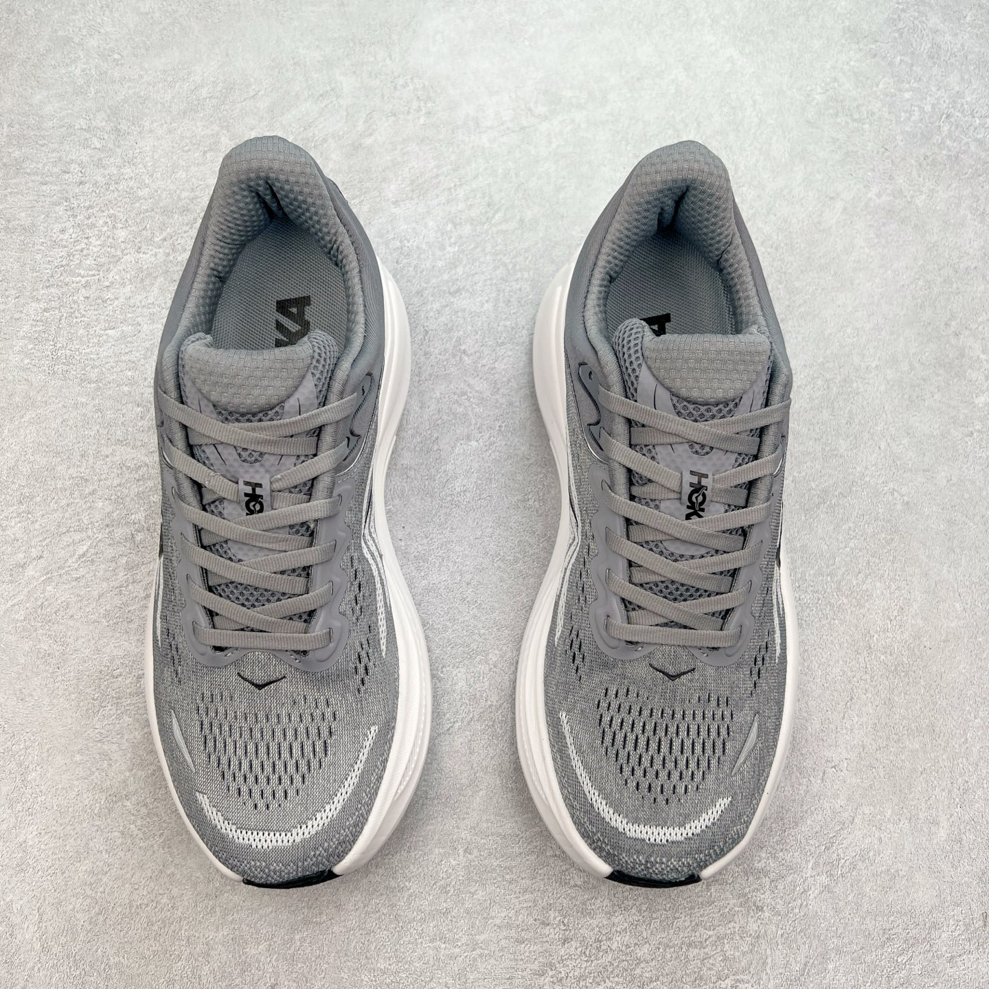 图片[2]-HOKA ONE ONE Bondi 9 WIDE 邦迪九代舒适防滑耐磨低帮休闲跑步鞋 HOKA ONE ONE是来自美国的跑步鞋知名品牌，创立于2009年，始终致力于为所有跑者提供更新、更好的跑步装备。相比常规跑鞋，HOKA ONE ONE特别研发使用性能独特的几何形跑鞋中底，此种鞋底更厚、更高、回弹性也更好，除了卓越的缓冲性能，它还能內各种阶段的跑者带来更具动感、更加稳定的跑步体验。HOKAONE ONE从设计之初就清楚意识到，要保证跑者步幅的均匀一致，双脚自然而然的运动至关重要。尺码：36 36.5 37.5 38 38.5 39 40 40.5 41 42 42.5 43 44 44.5 45-选品中心