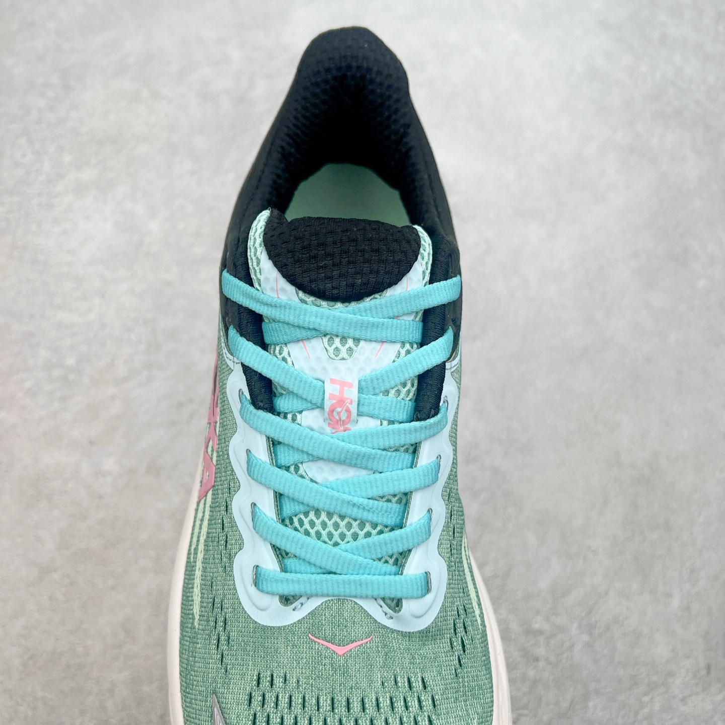 图片[5]-HOKA ONE ONE Bondi 9 WIDE 邦迪九代舒适防滑耐磨低帮休闲跑步鞋 HOKA ONE ONE是来自美国的跑步鞋知名品牌，创立于2009年，始终致力于为所有跑者提供更新、更好的跑步装备。相比常规跑鞋，HOKA ONE ONE特别研发使用性能独特的几何形跑鞋中底，此种鞋底更厚、更高、回弹性也更好，除了卓越的缓冲性能，它还能內各种阶段的跑者带来更具动感、更加稳定的跑步体验。HOKAONE ONE从设计之初就清楚意识到，要保证跑者步幅的均匀一致，双脚自然而然的运动至关重要。尺码：36 36.5 37.5 38 38.5 39 40 40.5 41 42 42.5 43 44 44.5 45-选品中心