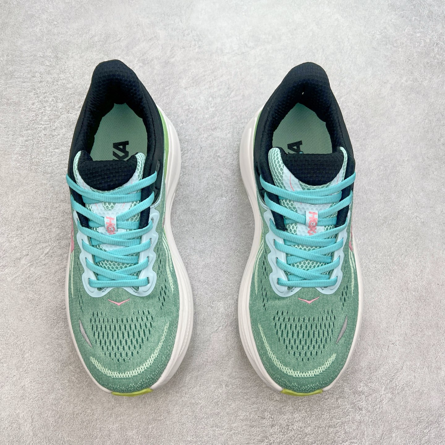 图片[2]-HOKA ONE ONE Bondi 9 WIDE 邦迪九代舒适防滑耐磨低帮休闲跑步鞋 HOKA ONE ONE是来自美国的跑步鞋知名品牌，创立于2009年，始终致力于为所有跑者提供更新、更好的跑步装备。相比常规跑鞋，HOKA ONE ONE特别研发使用性能独特的几何形跑鞋中底，此种鞋底更厚、更高、回弹性也更好，除了卓越的缓冲性能，它还能內各种阶段的跑者带来更具动感、更加稳定的跑步体验。HOKAONE ONE从设计之初就清楚意识到，要保证跑者步幅的均匀一致，双脚自然而然的运动至关重要。尺码：36 36.5 37.5 38 38.5 39 40 40.5 41 42 42.5 43 44 44.5 45-选品中心