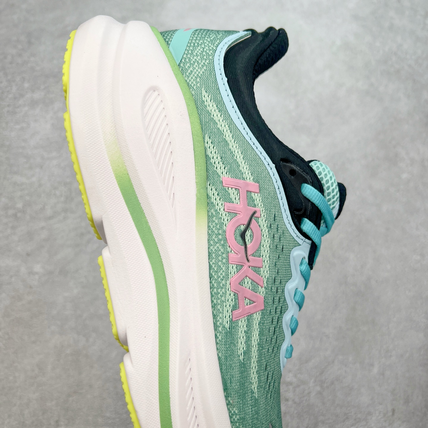 图片[6]-HOKA ONE ONE Bondi 9 WIDE 邦迪九代舒适防滑耐磨低帮休闲跑步鞋 HOKA ONE ONE是来自美国的跑步鞋知名品牌，创立于2009年，始终致力于为所有跑者提供更新、更好的跑步装备。相比常规跑鞋，HOKA ONE ONE特别研发使用性能独特的几何形跑鞋中底，此种鞋底更厚、更高、回弹性也更好，除了卓越的缓冲性能，它还能內各种阶段的跑者带来更具动感、更加稳定的跑步体验。HOKAONE ONE从设计之初就清楚意识到，要保证跑者步幅的均匀一致，双脚自然而然的运动至关重要。尺码：36 36.5 37.5 38 38.5 39 40 40.5 41 42 42.5 43 44 44.5 45-选品中心