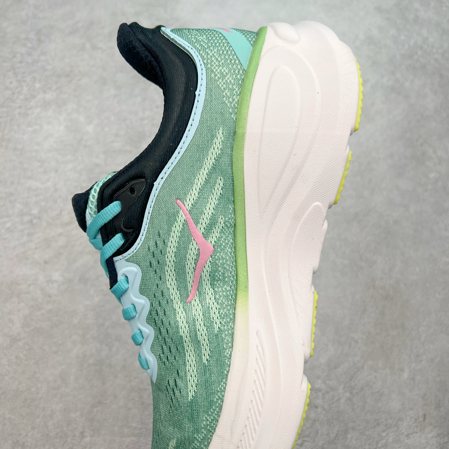 图片[7]-HOKA ONE ONE Bondi 9 WIDE 邦迪九代舒适防滑耐磨低帮休闲跑步鞋 HOKA ONE ONE是来自美国的跑步鞋知名品牌，创立于2009年，始终致力于为所有跑者提供更新、更好的跑步装备。相比常规跑鞋，HOKA ONE ONE特别研发使用性能独特的几何形跑鞋中底，此种鞋底更厚、更高、回弹性也更好，除了卓越的缓冲性能，它还能內各种阶段的跑者带来更具动感、更加稳定的跑步体验。HOKAONE ONE从设计之初就清楚意识到，要保证跑者步幅的均匀一致，双脚自然而然的运动至关重要。尺码：36 36.5 37.5 38 38.5 39 40 40.5 41 42 42.5 43 44 44.5 45-选品中心