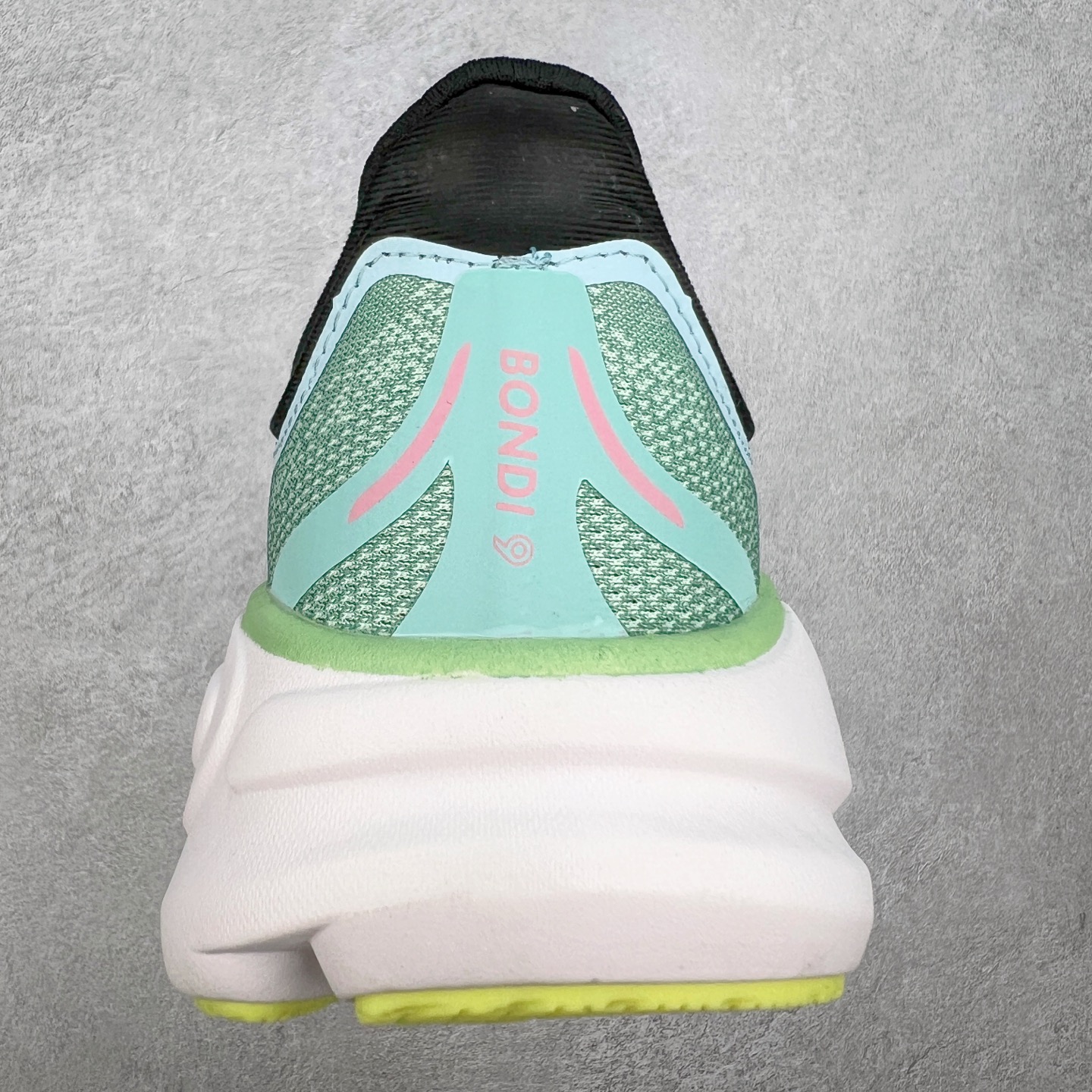 图片[8]-HOKA ONE ONE Bondi 9 WIDE 邦迪九代舒适防滑耐磨低帮休闲跑步鞋 HOKA ONE ONE是来自美国的跑步鞋知名品牌，创立于2009年，始终致力于为所有跑者提供更新、更好的跑步装备。相比常规跑鞋，HOKA ONE ONE特别研发使用性能独特的几何形跑鞋中底，此种鞋底更厚、更高、回弹性也更好，除了卓越的缓冲性能，它还能內各种阶段的跑者带来更具动感、更加稳定的跑步体验。HOKAONE ONE从设计之初就清楚意识到，要保证跑者步幅的均匀一致，双脚自然而然的运动至关重要。尺码：36 36.5 37.5 38 38.5 39 40 40.5 41 42 42.5 43 44 44.5 45-选品中心