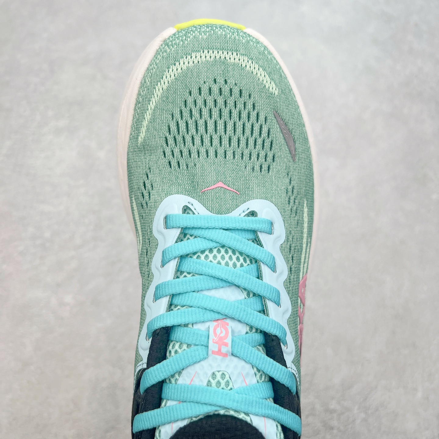 图片[4]-HOKA ONE ONE Bondi 9 WIDE 邦迪九代舒适防滑耐磨低帮休闲跑步鞋 HOKA ONE ONE是来自美国的跑步鞋知名品牌，创立于2009年，始终致力于为所有跑者提供更新、更好的跑步装备。相比常规跑鞋，HOKA ONE ONE特别研发使用性能独特的几何形跑鞋中底，此种鞋底更厚、更高、回弹性也更好，除了卓越的缓冲性能，它还能內各种阶段的跑者带来更具动感、更加稳定的跑步体验。HOKAONE ONE从设计之初就清楚意识到，要保证跑者步幅的均匀一致，双脚自然而然的运动至关重要。尺码：36 36.5 37.5 38 38.5 39 40 40.5 41 42 42.5 43 44 44.5 45-选品中心