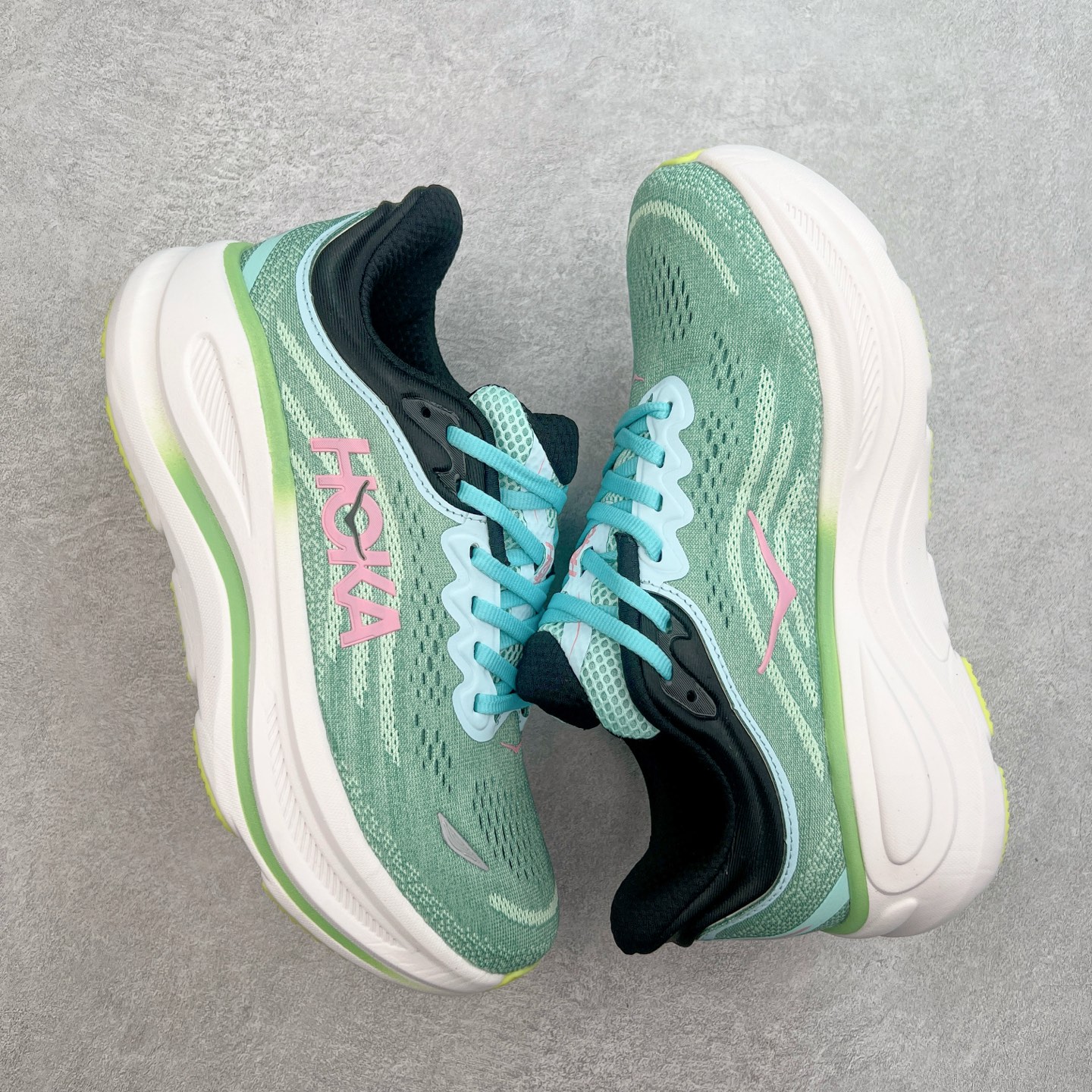 图片[3]-HOKA ONE ONE Bondi 9 WIDE 邦迪九代舒适防滑耐磨低帮休闲跑步鞋 HOKA ONE ONE是来自美国的跑步鞋知名品牌，创立于2009年，始终致力于为所有跑者提供更新、更好的跑步装备。相比常规跑鞋，HOKA ONE ONE特别研发使用性能独特的几何形跑鞋中底，此种鞋底更厚、更高、回弹性也更好，除了卓越的缓冲性能，它还能內各种阶段的跑者带来更具动感、更加稳定的跑步体验。HOKAONE ONE从设计之初就清楚意识到，要保证跑者步幅的均匀一致，双脚自然而然的运动至关重要。尺码：36 36.5 37.5 38 38.5 39 40 40.5 41 42 42.5 43 44 44.5 45-选品中心