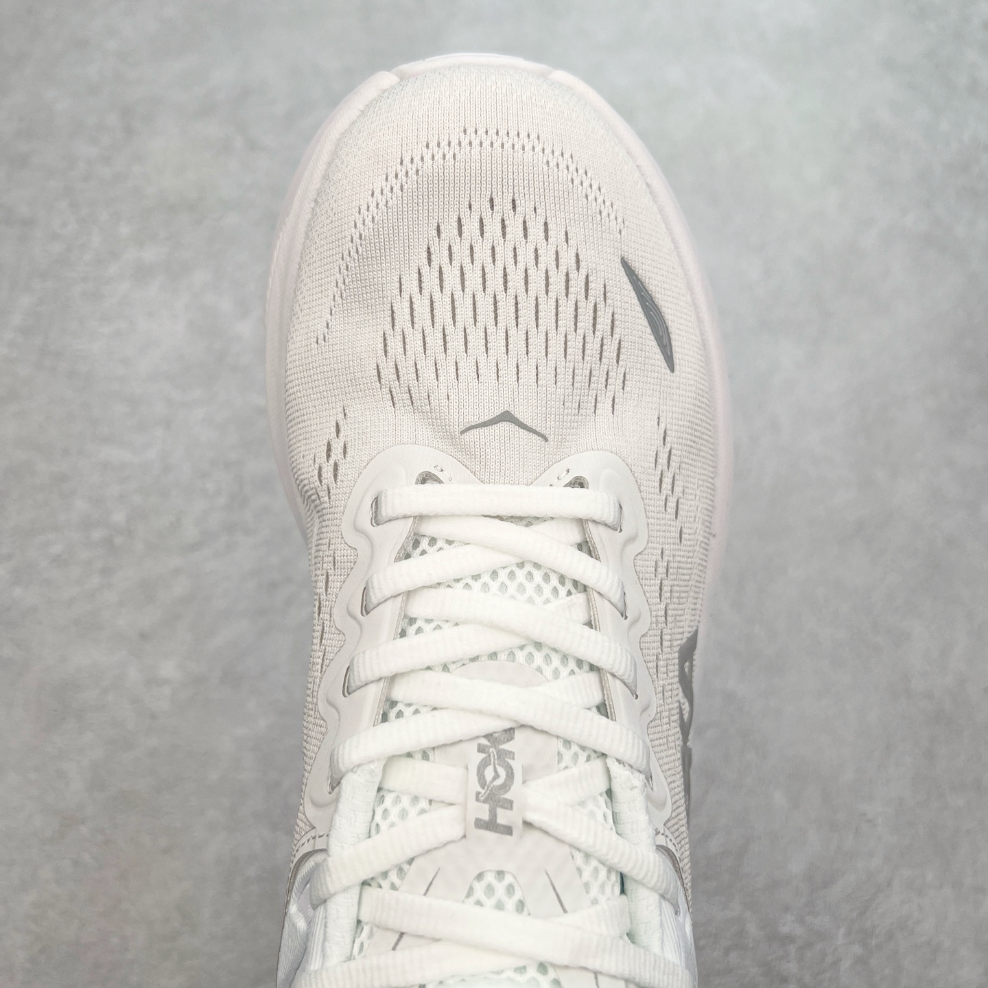 图片[4]-HOKA ONE ONE Bondi 9 WIDE 邦迪九代舒适防滑耐磨低帮休闲跑步鞋 HOKA ONE ONE是来自美国的跑步鞋知名品牌，创立于2009年，始终致力于为所有跑者提供更新、更好的跑步装备。相比常规跑鞋，HOKA ONE ONE特别研发使用性能独特的几何形跑鞋中底，此种鞋底更厚、更高、回弹性也更好，除了卓越的缓冲性能，它还能內各种阶段的跑者带来更具动感、更加稳定的跑步体验。HOKAONE ONE从设计之初就清楚意识到，要保证跑者步幅的均匀一致，双脚自然而然的运动至关重要。尺码：36 36.5 37.5 38 38.5 39 40 40.5 41 42 42.5 43 44 44.5 45-选品中心