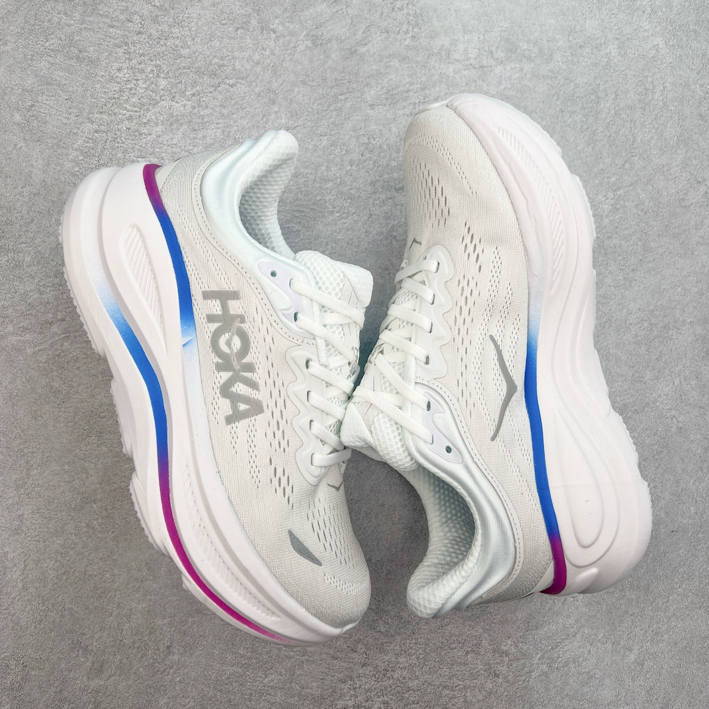 图片[3]-HOKA ONE ONE Bondi 9 WIDE 邦迪九代舒适防滑耐磨低帮休闲跑步鞋 HOKA ONE ONE是来自美国的跑步鞋知名品牌，创立于2009年，始终致力于为所有跑者提供更新、更好的跑步装备。相比常规跑鞋，HOKA ONE ONE特别研发使用性能独特的几何形跑鞋中底，此种鞋底更厚、更高、回弹性也更好，除了卓越的缓冲性能，它还能內各种阶段的跑者带来更具动感、更加稳定的跑步体验。HOKAONE ONE从设计之初就清楚意识到，要保证跑者步幅的均匀一致，双脚自然而然的运动至关重要。尺码：36 36.5 37.5 38 38.5 39 40 40.5 41 42 42.5 43 44 44.5 45-选品中心