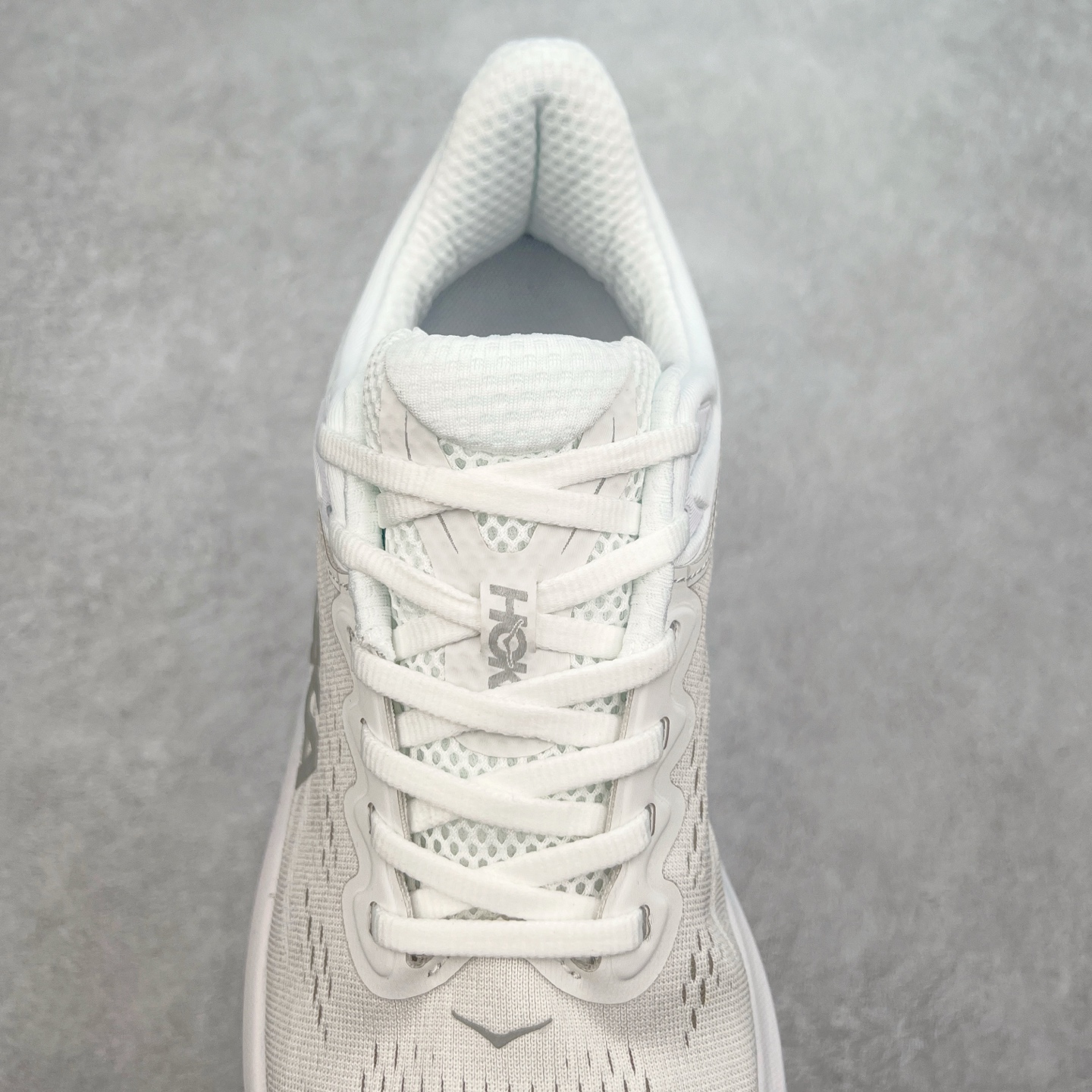 图片[5]-HOKA ONE ONE Bondi 9 WIDE 邦迪九代舒适防滑耐磨低帮休闲跑步鞋 HOKA ONE ONE是来自美国的跑步鞋知名品牌，创立于2009年，始终致力于为所有跑者提供更新、更好的跑步装备。相比常规跑鞋，HOKA ONE ONE特别研发使用性能独特的几何形跑鞋中底，此种鞋底更厚、更高、回弹性也更好，除了卓越的缓冲性能，它还能內各种阶段的跑者带来更具动感、更加稳定的跑步体验。HOKAONE ONE从设计之初就清楚意识到，要保证跑者步幅的均匀一致，双脚自然而然的运动至关重要。尺码：36 36.5 37.5 38 38.5 39 40 40.5 41 42 42.5 43 44 44.5 45-选品中心