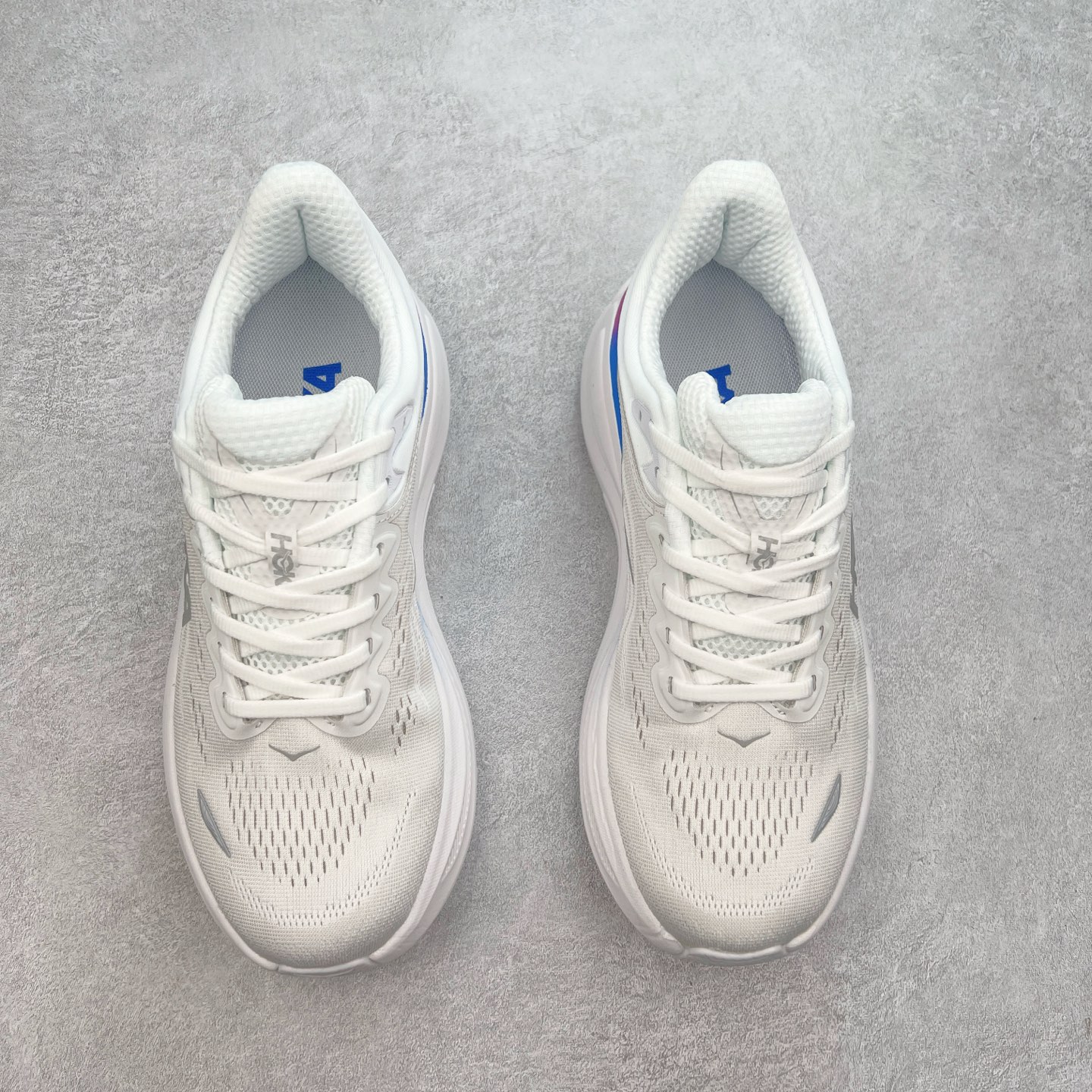 图片[2]-HOKA ONE ONE Bondi 9 WIDE 邦迪九代舒适防滑耐磨低帮休闲跑步鞋 HOKA ONE ONE是来自美国的跑步鞋知名品牌，创立于2009年，始终致力于为所有跑者提供更新、更好的跑步装备。相比常规跑鞋，HOKA ONE ONE特别研发使用性能独特的几何形跑鞋中底，此种鞋底更厚、更高、回弹性也更好，除了卓越的缓冲性能，它还能內各种阶段的跑者带来更具动感、更加稳定的跑步体验。HOKAONE ONE从设计之初就清楚意识到，要保证跑者步幅的均匀一致，双脚自然而然的运动至关重要。尺码：36 36.5 37.5 38 38.5 39 40 40.5 41 42 42.5 43 44 44.5 45-选品中心