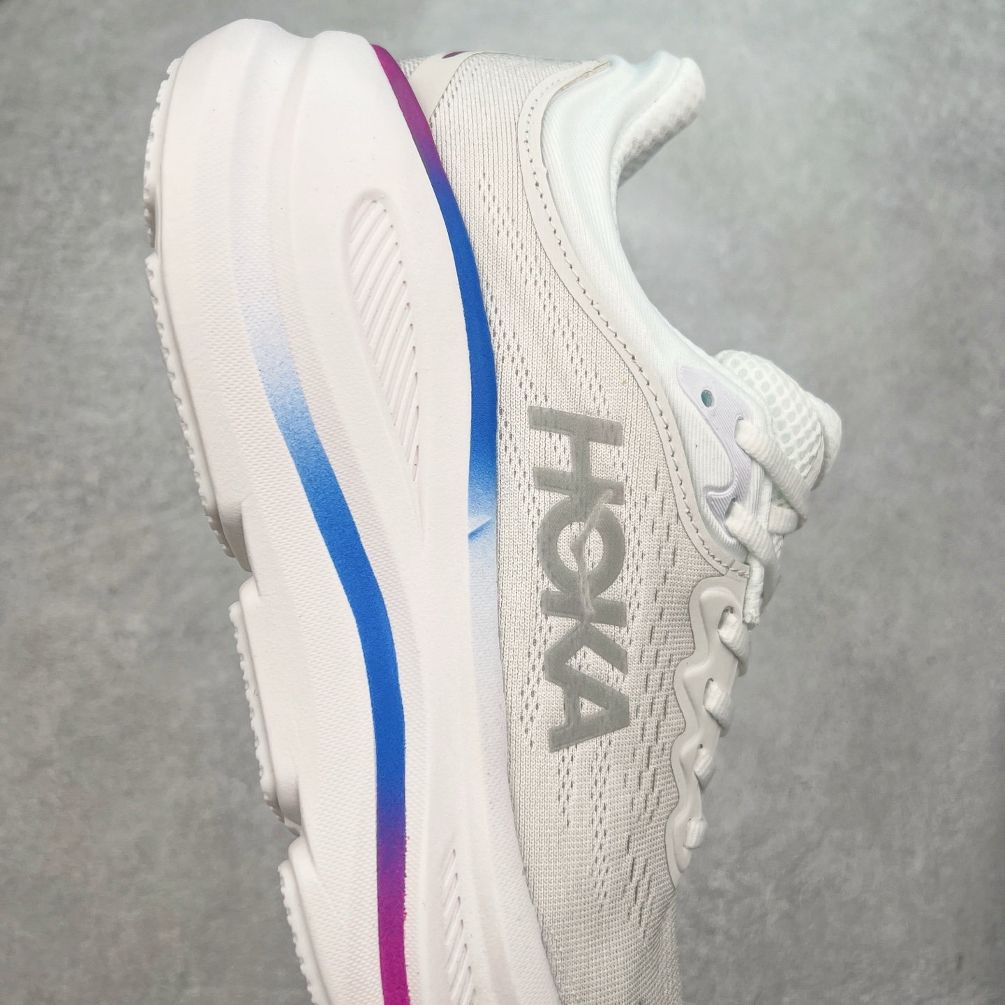 图片[6]-HOKA ONE ONE Bondi 9 WIDE 邦迪九代舒适防滑耐磨低帮休闲跑步鞋 HOKA ONE ONE是来自美国的跑步鞋知名品牌，创立于2009年，始终致力于为所有跑者提供更新、更好的跑步装备。相比常规跑鞋，HOKA ONE ONE特别研发使用性能独特的几何形跑鞋中底，此种鞋底更厚、更高、回弹性也更好，除了卓越的缓冲性能，它还能內各种阶段的跑者带来更具动感、更加稳定的跑步体验。HOKAONE ONE从设计之初就清楚意识到，要保证跑者步幅的均匀一致，双脚自然而然的运动至关重要。尺码：36 36.5 37.5 38 38.5 39 40 40.5 41 42 42.5 43 44 44.5 45-选品中心