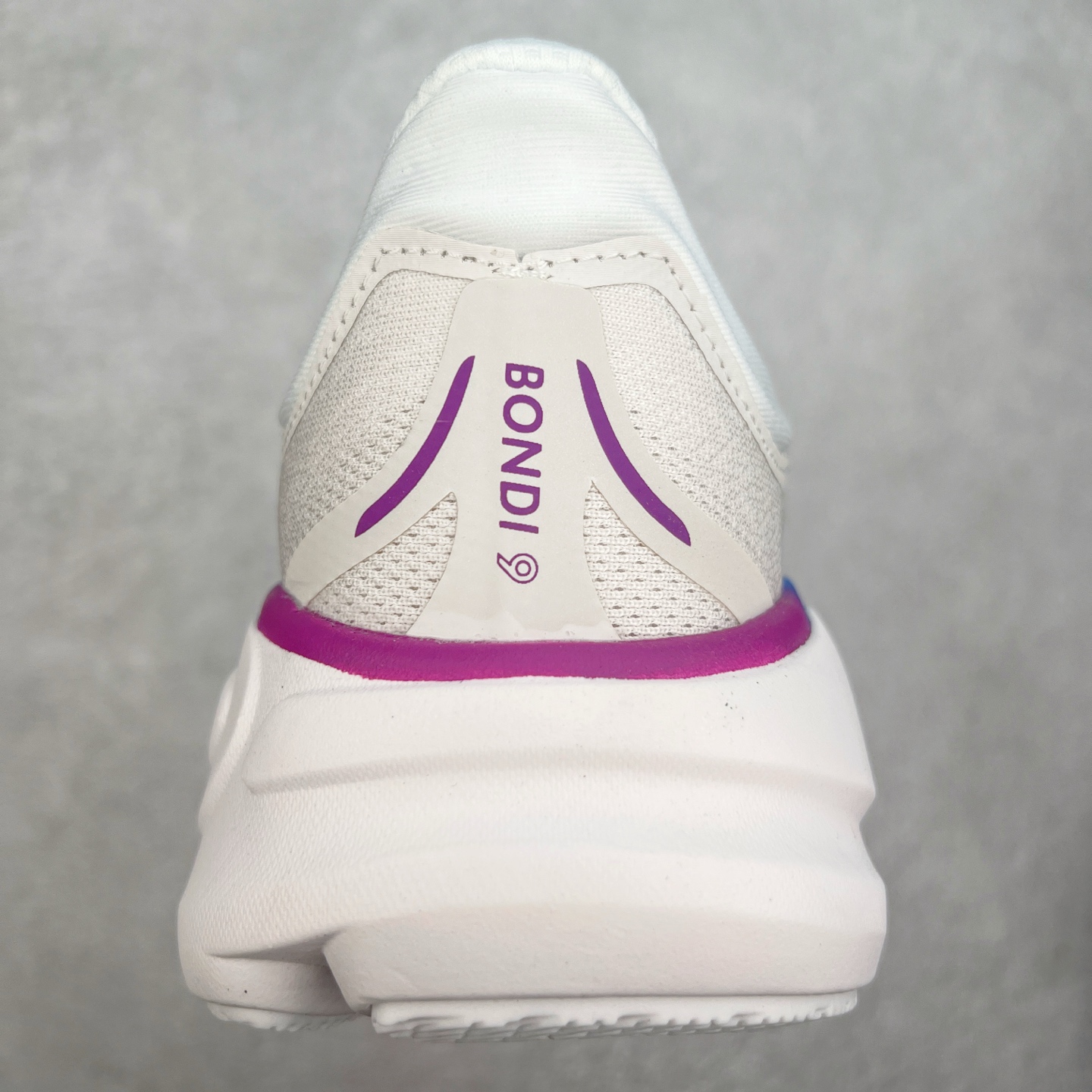 图片[8]-HOKA ONE ONE Bondi 9 WIDE 邦迪九代舒适防滑耐磨低帮休闲跑步鞋 HOKA ONE ONE是来自美国的跑步鞋知名品牌，创立于2009年，始终致力于为所有跑者提供更新、更好的跑步装备。相比常规跑鞋，HOKA ONE ONE特别研发使用性能独特的几何形跑鞋中底，此种鞋底更厚、更高、回弹性也更好，除了卓越的缓冲性能，它还能內各种阶段的跑者带来更具动感、更加稳定的跑步体验。HOKAONE ONE从设计之初就清楚意识到，要保证跑者步幅的均匀一致，双脚自然而然的运动至关重要。尺码：36 36.5 37.5 38 38.5 39 40 40.5 41 42 42.5 43 44 44.5 45-选品中心