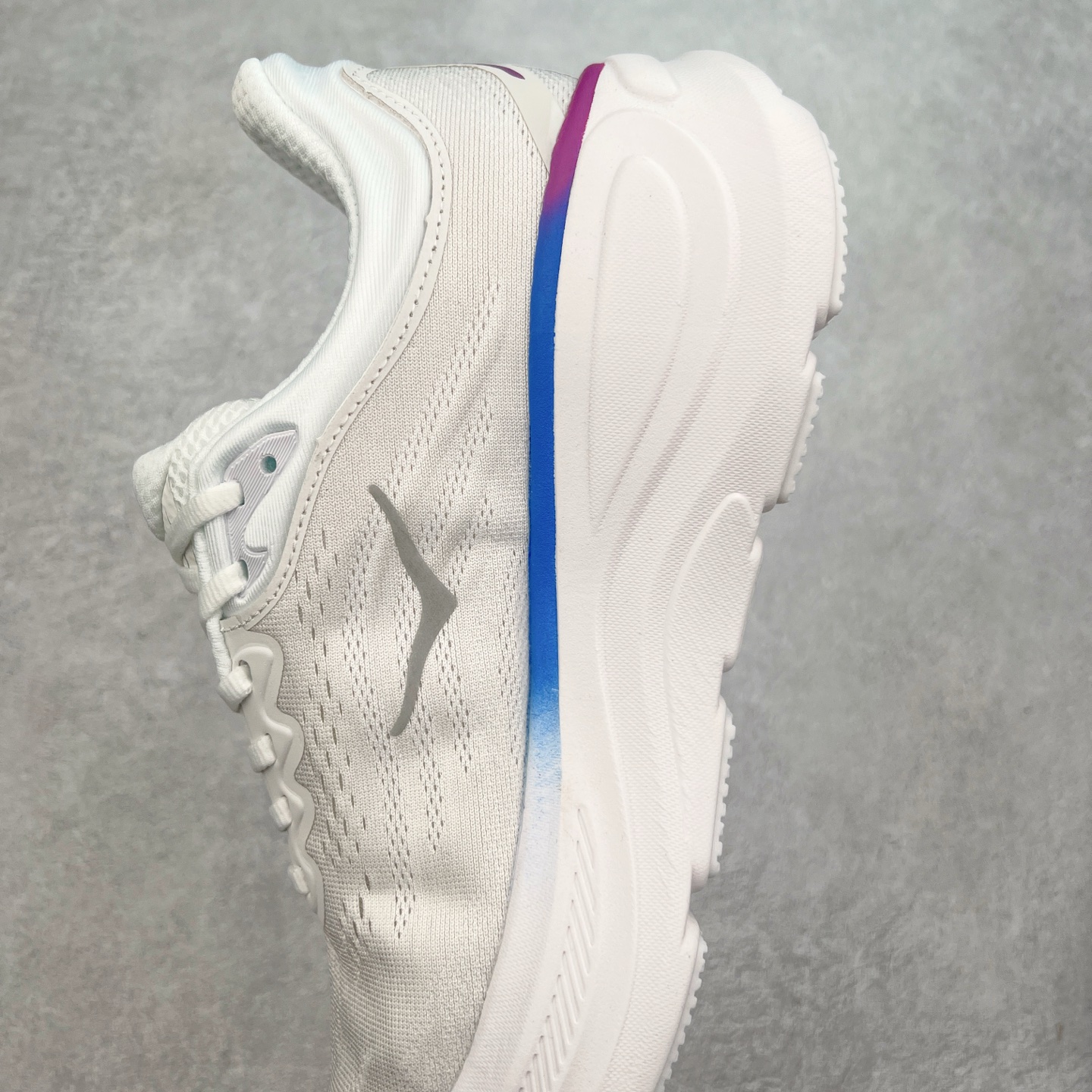 图片[7]-HOKA ONE ONE Bondi 9 WIDE 邦迪九代舒适防滑耐磨低帮休闲跑步鞋 HOKA ONE ONE是来自美国的跑步鞋知名品牌，创立于2009年，始终致力于为所有跑者提供更新、更好的跑步装备。相比常规跑鞋，HOKA ONE ONE特别研发使用性能独特的几何形跑鞋中底，此种鞋底更厚、更高、回弹性也更好，除了卓越的缓冲性能，它还能內各种阶段的跑者带来更具动感、更加稳定的跑步体验。HOKAONE ONE从设计之初就清楚意识到，要保证跑者步幅的均匀一致，双脚自然而然的运动至关重要。尺码：36 36.5 37.5 38 38.5 39 40 40.5 41 42 42.5 43 44 44.5 45-选品中心