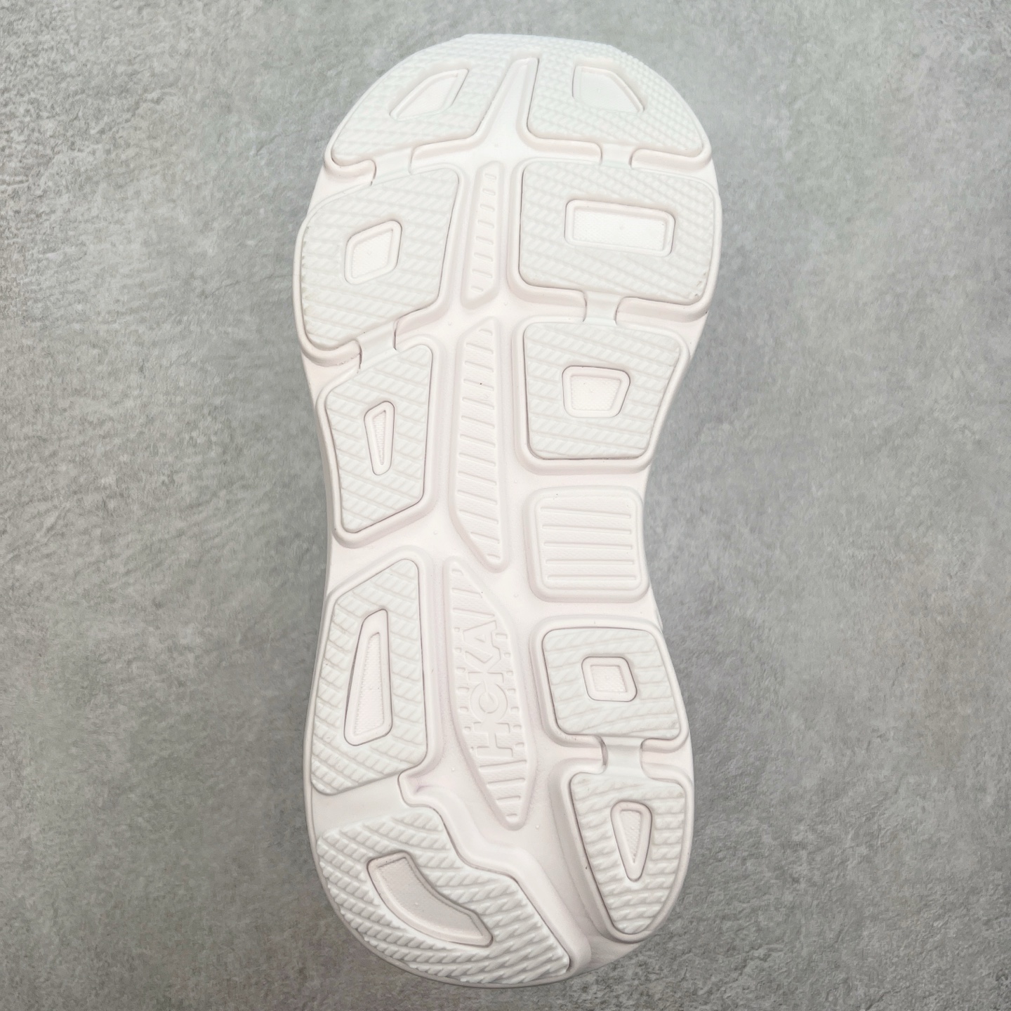 图片[9]-HOKA ONE ONE Bondi 9 WIDE 邦迪九代舒适防滑耐磨低帮休闲跑步鞋 HOKA ONE ONE是来自美国的跑步鞋知名品牌，创立于2009年，始终致力于为所有跑者提供更新、更好的跑步装备。相比常规跑鞋，HOKA ONE ONE特别研发使用性能独特的几何形跑鞋中底，此种鞋底更厚、更高、回弹性也更好，除了卓越的缓冲性能，它还能內各种阶段的跑者带来更具动感、更加稳定的跑步体验。HOKAONE ONE从设计之初就清楚意识到，要保证跑者步幅的均匀一致，双脚自然而然的运动至关重要。尺码：36 36.5 37.5 38 38.5 39 40 40.5 41 42 42.5 43 44 44.5 45-选品中心