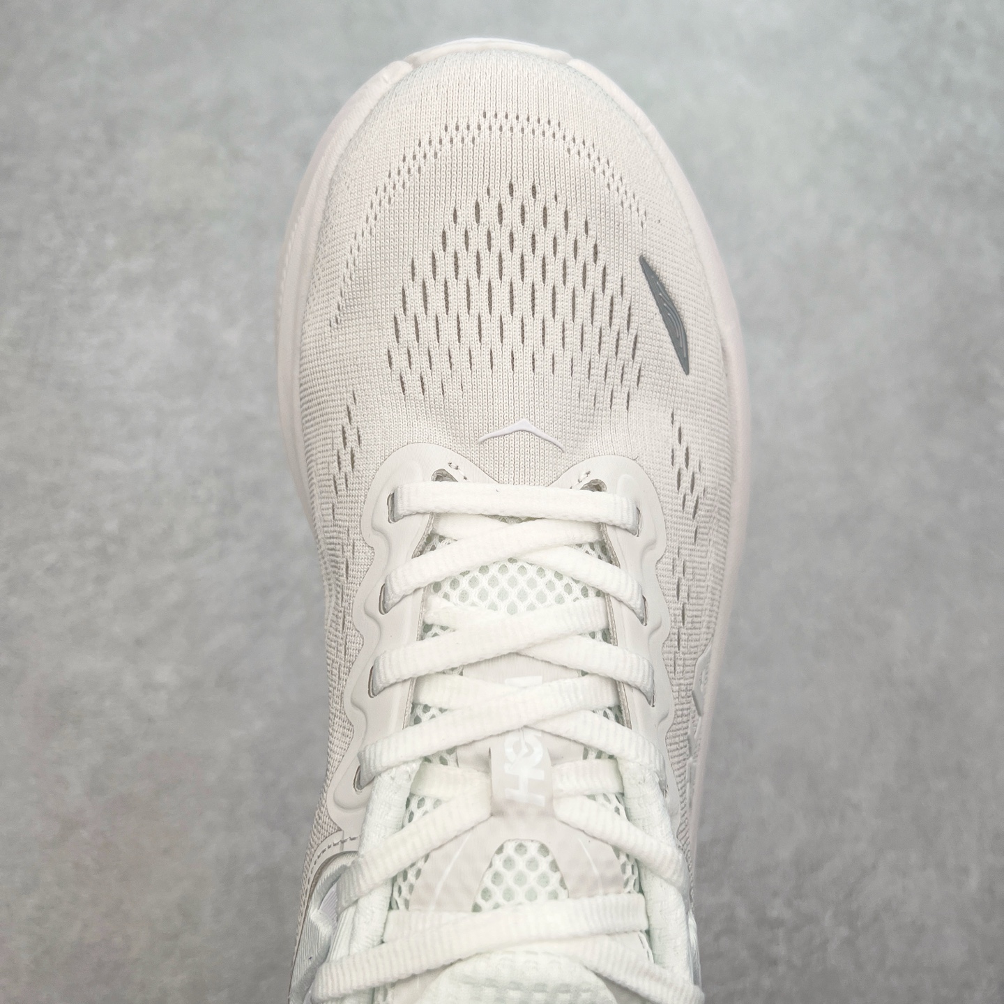 图片[4]-HOKA ONE ONE Bondi 9 WIDE 邦迪九代舒适防滑耐磨低帮休闲跑步鞋 HOKA ONE ONE是来自美国的跑步鞋知名品牌，创立于2009年，始终致力于为所有跑者提供更新、更好的跑步装备。相比常规跑鞋，HOKA ONE ONE特别研发使用性能独特的几何形跑鞋中底，此种鞋底更厚、更高、回弹性也更好，除了卓越的缓冲性能，它还能內各种阶段的跑者带来更具动感、更加稳定的跑步体验。HOKAONE ONE从设计之初就清楚意识到，要保证跑者步幅的均匀一致，双脚自然而然的运动至关重要。尺码：36 36.5 37.5 38 38.5 39 40 40.5 41 42 42.5 43 44 44.5 45-选品中心