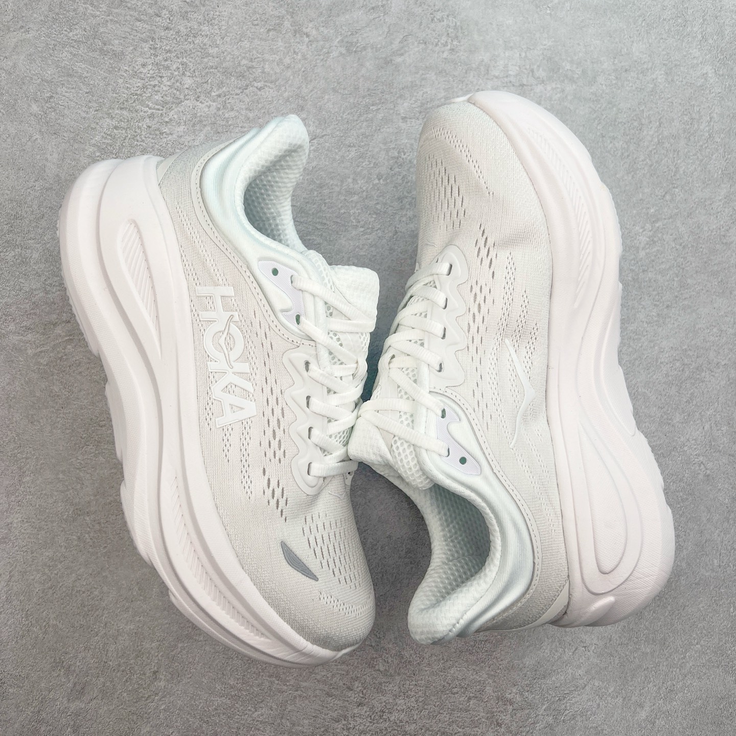 图片[3]-HOKA ONE ONE Bondi 9 WIDE 邦迪九代舒适防滑耐磨低帮休闲跑步鞋 HOKA ONE ONE是来自美国的跑步鞋知名品牌，创立于2009年，始终致力于为所有跑者提供更新、更好的跑步装备。相比常规跑鞋，HOKA ONE ONE特别研发使用性能独特的几何形跑鞋中底，此种鞋底更厚、更高、回弹性也更好，除了卓越的缓冲性能，它还能內各种阶段的跑者带来更具动感、更加稳定的跑步体验。HOKAONE ONE从设计之初就清楚意识到，要保证跑者步幅的均匀一致，双脚自然而然的运动至关重要。尺码：36 36.5 37.5 38 38.5 39 40 40.5 41 42 42.5 43 44 44.5 45-选品中心