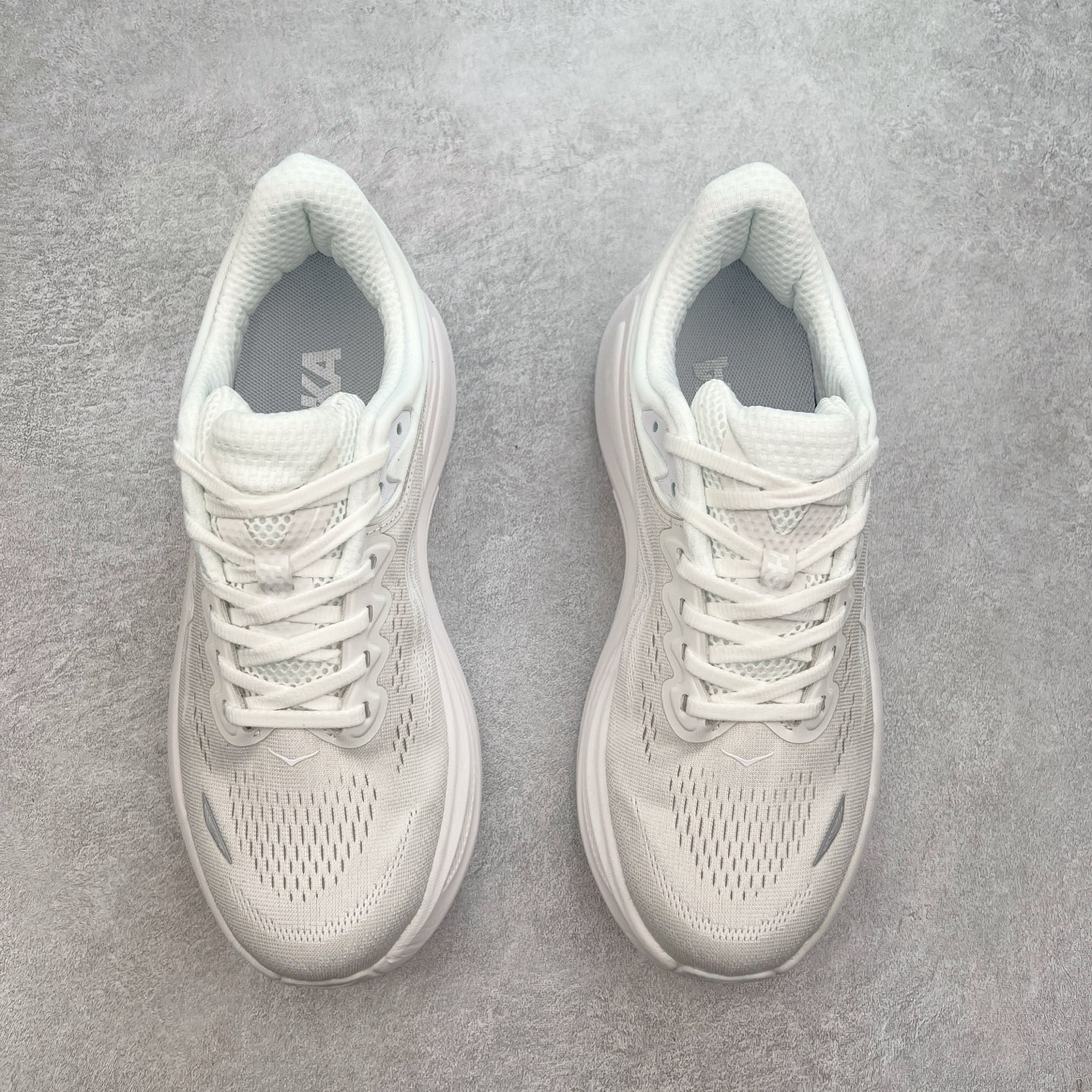 图片[2]-HOKA ONE ONE Bondi 9 WIDE 邦迪九代舒适防滑耐磨低帮休闲跑步鞋 HOKA ONE ONE是来自美国的跑步鞋知名品牌，创立于2009年，始终致力于为所有跑者提供更新、更好的跑步装备。相比常规跑鞋，HOKA ONE ONE特别研发使用性能独特的几何形跑鞋中底，此种鞋底更厚、更高、回弹性也更好，除了卓越的缓冲性能，它还能內各种阶段的跑者带来更具动感、更加稳定的跑步体验。HOKAONE ONE从设计之初就清楚意识到，要保证跑者步幅的均匀一致，双脚自然而然的运动至关重要。尺码：36 36.5 37.5 38 38.5 39 40 40.5 41 42 42.5 43 44 44.5 45-选品中心