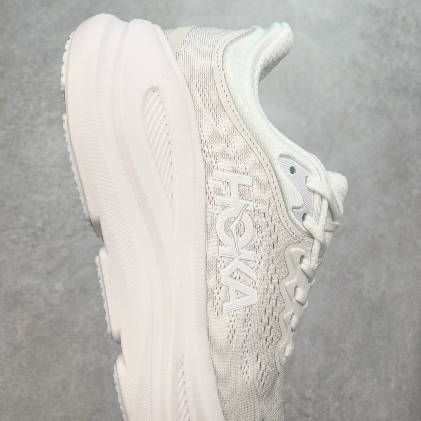 图片[6]-HOKA ONE ONE Bondi 9 WIDE 邦迪九代舒适防滑耐磨低帮休闲跑步鞋 HOKA ONE ONE是来自美国的跑步鞋知名品牌，创立于2009年，始终致力于为所有跑者提供更新、更好的跑步装备。相比常规跑鞋，HOKA ONE ONE特别研发使用性能独特的几何形跑鞋中底，此种鞋底更厚、更高、回弹性也更好，除了卓越的缓冲性能，它还能內各种阶段的跑者带来更具动感、更加稳定的跑步体验。HOKAONE ONE从设计之初就清楚意识到，要保证跑者步幅的均匀一致，双脚自然而然的运动至关重要。尺码：36 36.5 37.5 38 38.5 39 40 40.5 41 42 42.5 43 44 44.5 45-选品中心