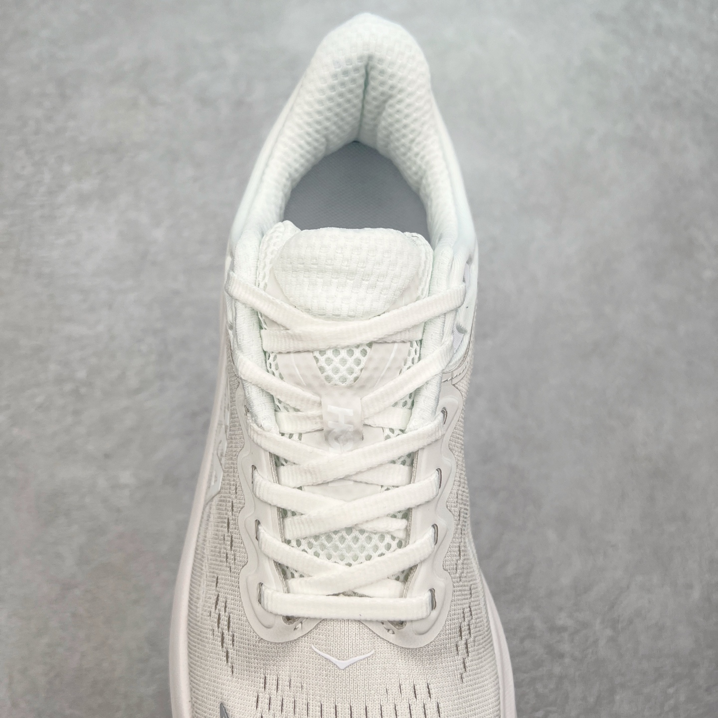 图片[5]-HOKA ONE ONE Bondi 9 WIDE 邦迪九代舒适防滑耐磨低帮休闲跑步鞋 HOKA ONE ONE是来自美国的跑步鞋知名品牌，创立于2009年，始终致力于为所有跑者提供更新、更好的跑步装备。相比常规跑鞋，HOKA ONE ONE特别研发使用性能独特的几何形跑鞋中底，此种鞋底更厚、更高、回弹性也更好，除了卓越的缓冲性能，它还能內各种阶段的跑者带来更具动感、更加稳定的跑步体验。HOKAONE ONE从设计之初就清楚意识到，要保证跑者步幅的均匀一致，双脚自然而然的运动至关重要。尺码：36 36.5 37.5 38 38.5 39 40 40.5 41 42 42.5 43 44 44.5 45-选品中心