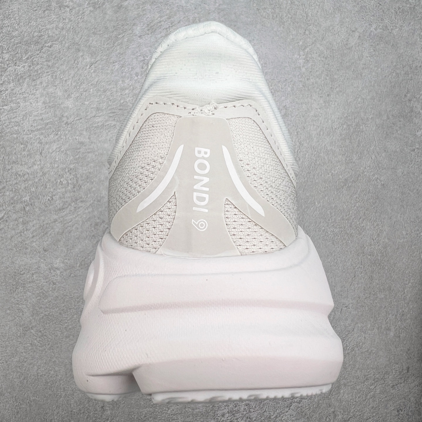 图片[8]-HOKA ONE ONE Bondi 9 WIDE 邦迪九代舒适防滑耐磨低帮休闲跑步鞋 HOKA ONE ONE是来自美国的跑步鞋知名品牌，创立于2009年，始终致力于为所有跑者提供更新、更好的跑步装备。相比常规跑鞋，HOKA ONE ONE特别研发使用性能独特的几何形跑鞋中底，此种鞋底更厚、更高、回弹性也更好，除了卓越的缓冲性能，它还能內各种阶段的跑者带来更具动感、更加稳定的跑步体验。HOKAONE ONE从设计之初就清楚意识到，要保证跑者步幅的均匀一致，双脚自然而然的运动至关重要。尺码：36 36.5 37.5 38 38.5 39 40 40.5 41 42 42.5 43 44 44.5 45-选品中心