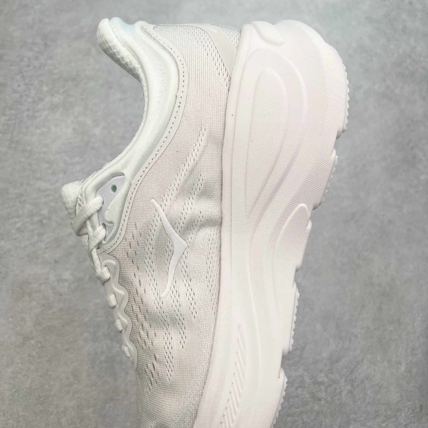 图片[7]-HOKA ONE ONE Bondi 9 WIDE 邦迪九代舒适防滑耐磨低帮休闲跑步鞋 HOKA ONE ONE是来自美国的跑步鞋知名品牌，创立于2009年，始终致力于为所有跑者提供更新、更好的跑步装备。相比常规跑鞋，HOKA ONE ONE特别研发使用性能独特的几何形跑鞋中底，此种鞋底更厚、更高、回弹性也更好，除了卓越的缓冲性能，它还能內各种阶段的跑者带来更具动感、更加稳定的跑步体验。HOKAONE ONE从设计之初就清楚意识到，要保证跑者步幅的均匀一致，双脚自然而然的运动至关重要。尺码：36 36.5 37.5 38 38.5 39 40 40.5 41 42 42.5 43 44 44.5 45-选品中心