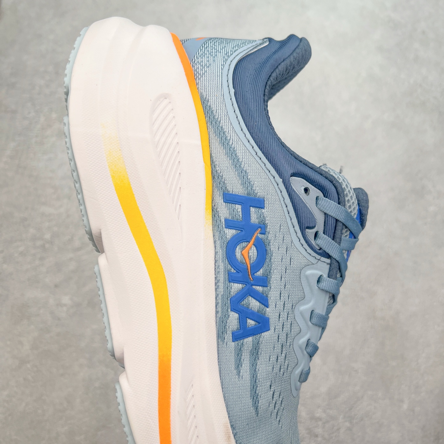 图片[6]-HOKA ONE ONE Bondi 9 WIDE 邦迪九代舒适防滑耐磨低帮休闲跑步鞋 HOKA ONE ONE是来自美国的跑步鞋知名品牌，创立于2009年，始终致力于为所有跑者提供更新、更好的跑步装备。相比常规跑鞋，HOKA ONE ONE特别研发使用性能独特的几何形跑鞋中底，此种鞋底更厚、更高、回弹性也更好，除了卓越的缓冲性能，它还能內各种阶段的跑者带来更具动感、更加稳定的跑步体验。HOKAONE ONE从设计之初就清楚意识到，要保证跑者步幅的均匀一致，双脚自然而然的运动至关重要。尺码：36 36.5 37.5 38 38.5 39 40 40.5 41 42 42.5 43 44 44.5 45-选品中心
