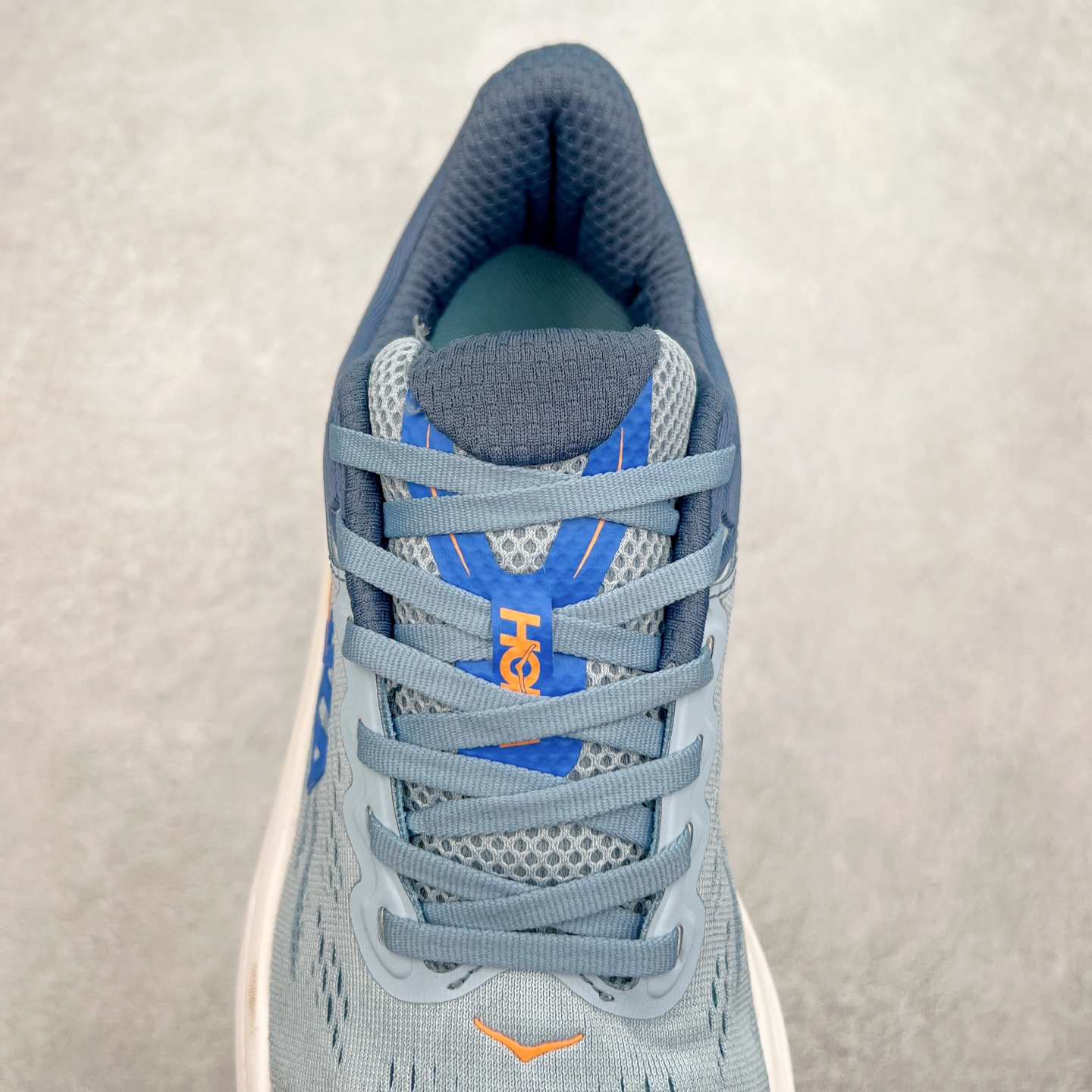 图片[5]-HOKA ONE ONE Bondi 9 WIDE 邦迪九代舒适防滑耐磨低帮休闲跑步鞋 HOKA ONE ONE是来自美国的跑步鞋知名品牌，创立于2009年，始终致力于为所有跑者提供更新、更好的跑步装备。相比常规跑鞋，HOKA ONE ONE特别研发使用性能独特的几何形跑鞋中底，此种鞋底更厚、更高、回弹性也更好，除了卓越的缓冲性能，它还能內各种阶段的跑者带来更具动感、更加稳定的跑步体验。HOKAONE ONE从设计之初就清楚意识到，要保证跑者步幅的均匀一致，双脚自然而然的运动至关重要。尺码：36 36.5 37.5 38 38.5 39 40 40.5 41 42 42.5 43 44 44.5 45-选品中心