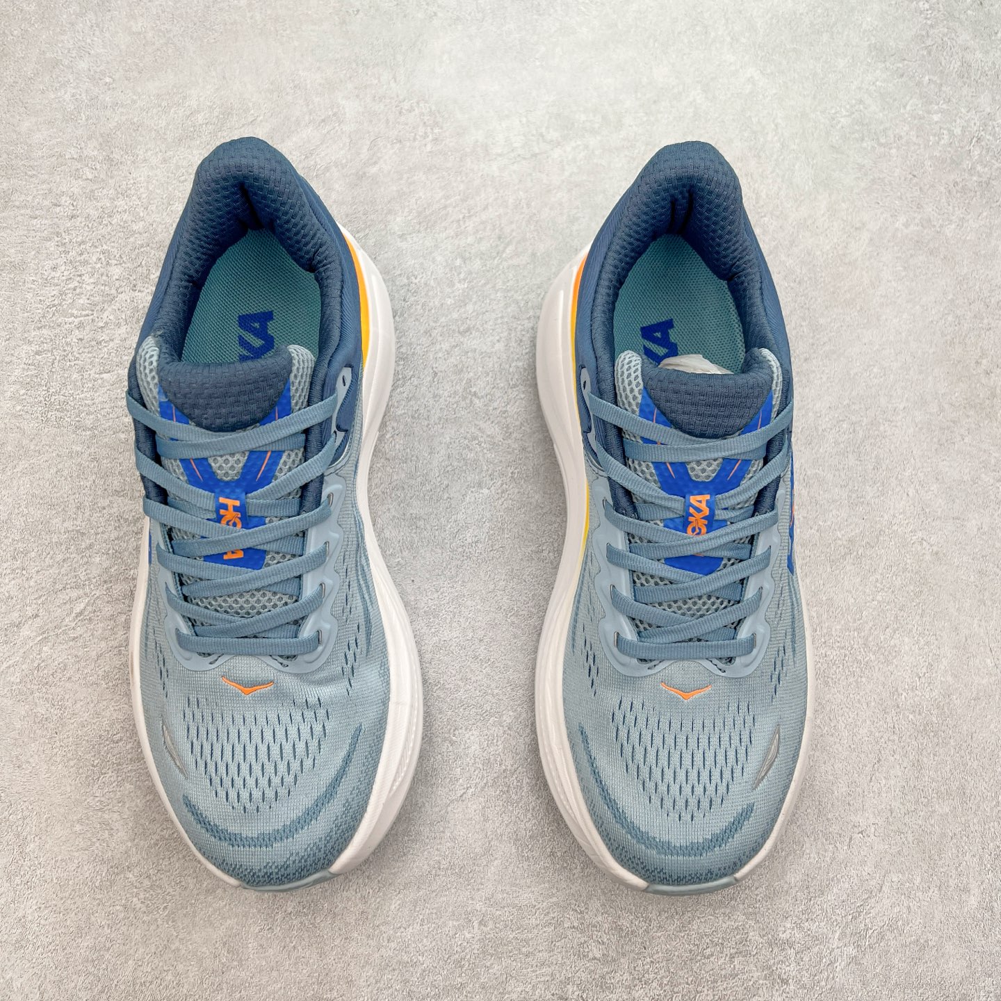 图片[2]-HOKA ONE ONE Bondi 9 WIDE 邦迪九代舒适防滑耐磨低帮休闲跑步鞋 HOKA ONE ONE是来自美国的跑步鞋知名品牌，创立于2009年，始终致力于为所有跑者提供更新、更好的跑步装备。相比常规跑鞋，HOKA ONE ONE特别研发使用性能独特的几何形跑鞋中底，此种鞋底更厚、更高、回弹性也更好，除了卓越的缓冲性能，它还能內各种阶段的跑者带来更具动感、更加稳定的跑步体验。HOKAONE ONE从设计之初就清楚意识到，要保证跑者步幅的均匀一致，双脚自然而然的运动至关重要。尺码：36 36.5 37.5 38 38.5 39 40 40.5 41 42 42.5 43 44 44.5 45-选品中心