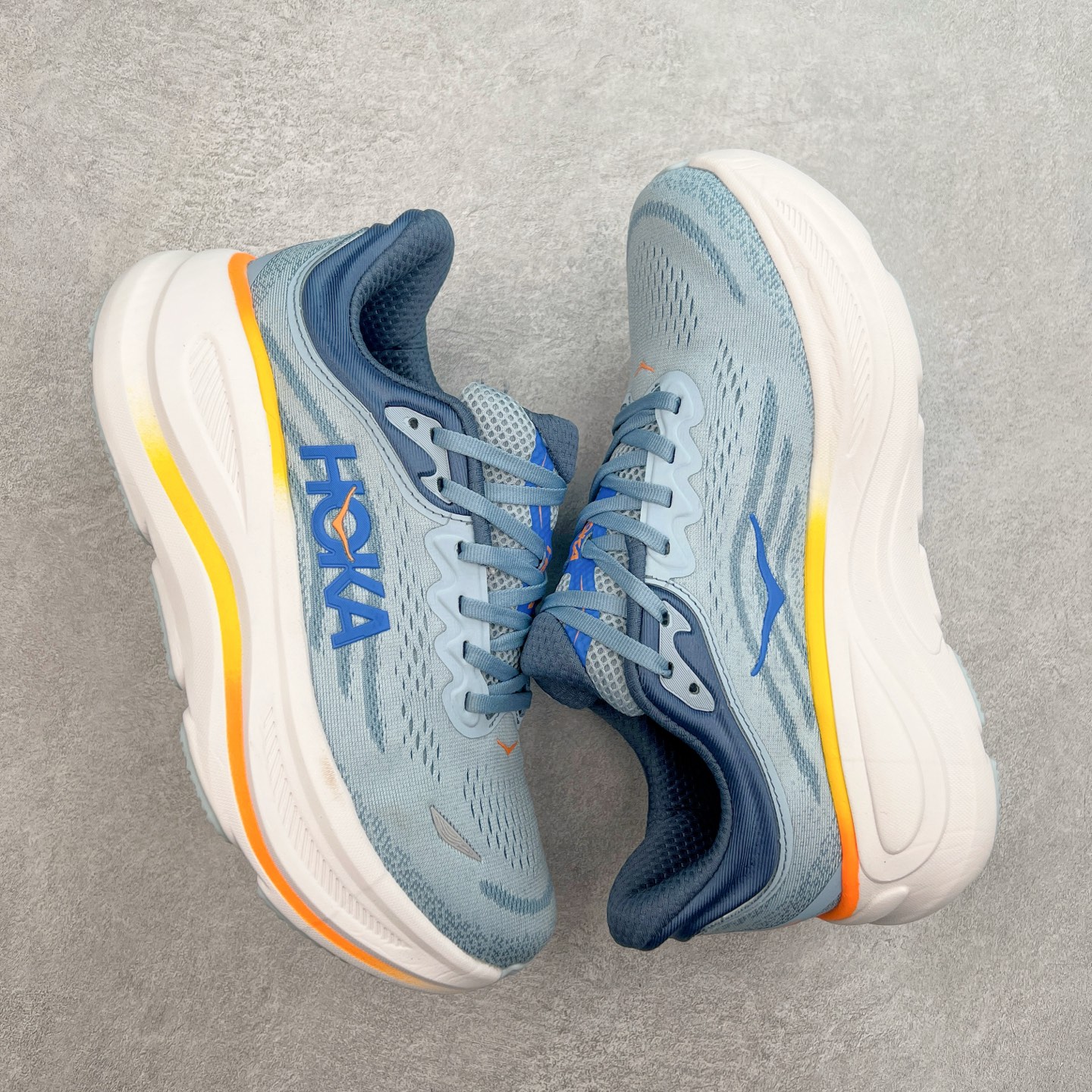 图片[3]-HOKA ONE ONE Bondi 9 WIDE 邦迪九代舒适防滑耐磨低帮休闲跑步鞋 HOKA ONE ONE是来自美国的跑步鞋知名品牌，创立于2009年，始终致力于为所有跑者提供更新、更好的跑步装备。相比常规跑鞋，HOKA ONE ONE特别研发使用性能独特的几何形跑鞋中底，此种鞋底更厚、更高、回弹性也更好，除了卓越的缓冲性能，它还能內各种阶段的跑者带来更具动感、更加稳定的跑步体验。HOKAONE ONE从设计之初就清楚意识到，要保证跑者步幅的均匀一致，双脚自然而然的运动至关重要。尺码：36 36.5 37.5 38 38.5 39 40 40.5 41 42 42.5 43 44 44.5 45-选品中心