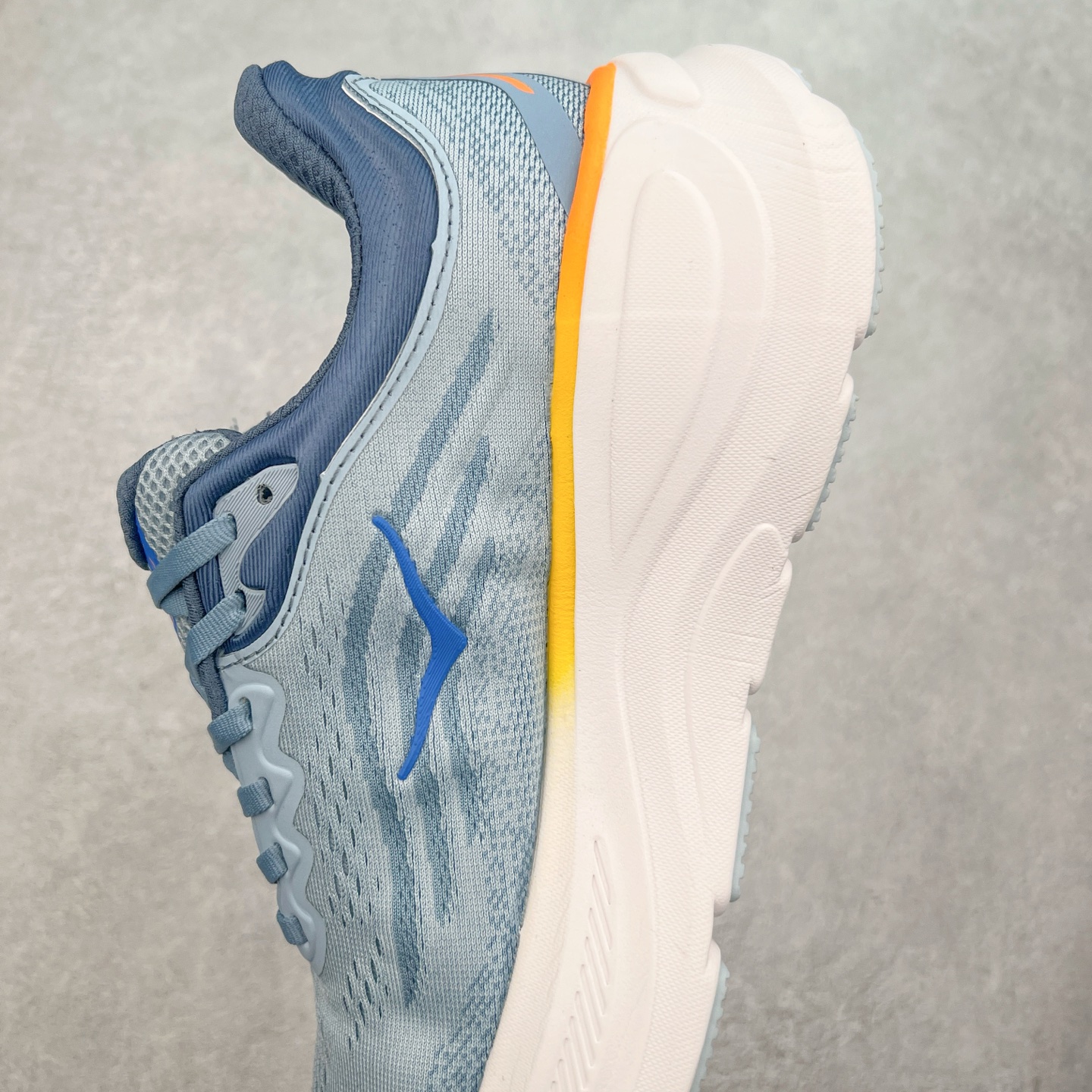 图片[7]-HOKA ONE ONE Bondi 9 WIDE 邦迪九代舒适防滑耐磨低帮休闲跑步鞋 HOKA ONE ONE是来自美国的跑步鞋知名品牌，创立于2009年，始终致力于为所有跑者提供更新、更好的跑步装备。相比常规跑鞋，HOKA ONE ONE特别研发使用性能独特的几何形跑鞋中底，此种鞋底更厚、更高、回弹性也更好，除了卓越的缓冲性能，它还能內各种阶段的跑者带来更具动感、更加稳定的跑步体验。HOKAONE ONE从设计之初就清楚意识到，要保证跑者步幅的均匀一致，双脚自然而然的运动至关重要。尺码：36 36.5 37.5 38 38.5 39 40 40.5 41 42 42.5 43 44 44.5 45-选品中心