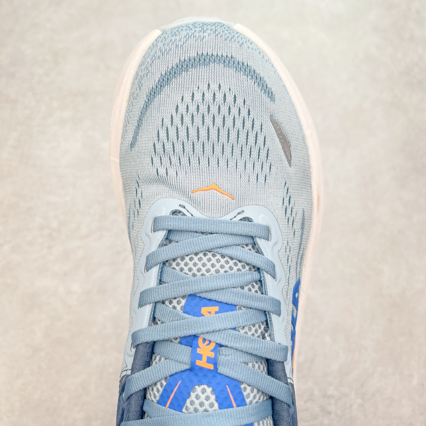 图片[4]-HOKA ONE ONE Bondi 9 WIDE 邦迪九代舒适防滑耐磨低帮休闲跑步鞋 HOKA ONE ONE是来自美国的跑步鞋知名品牌，创立于2009年，始终致力于为所有跑者提供更新、更好的跑步装备。相比常规跑鞋，HOKA ONE ONE特别研发使用性能独特的几何形跑鞋中底，此种鞋底更厚、更高、回弹性也更好，除了卓越的缓冲性能，它还能內各种阶段的跑者带来更具动感、更加稳定的跑步体验。HOKAONE ONE从设计之初就清楚意识到，要保证跑者步幅的均匀一致，双脚自然而然的运动至关重要。尺码：36 36.5 37.5 38 38.5 39 40 40.5 41 42 42.5 43 44 44.5 45-选品中心