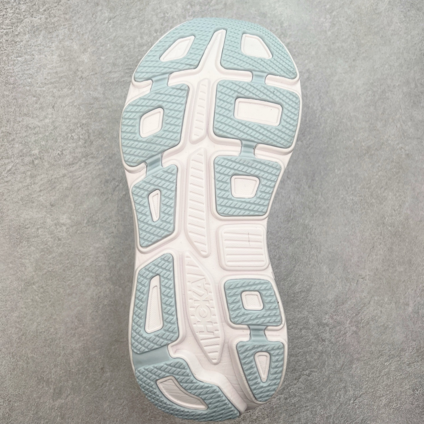 图片[9]-HOKA ONE ONE Bondi 9 WIDE 邦迪九代舒适防滑耐磨低帮休闲跑步鞋 HOKA ONE ONE是来自美国的跑步鞋知名品牌，创立于2009年，始终致力于为所有跑者提供更新、更好的跑步装备。相比常规跑鞋，HOKA ONE ONE特别研发使用性能独特的几何形跑鞋中底，此种鞋底更厚、更高、回弹性也更好，除了卓越的缓冲性能，它还能內各种阶段的跑者带来更具动感、更加稳定的跑步体验。HOKAONE ONE从设计之初就清楚意识到，要保证跑者步幅的均匀一致，双脚自然而然的运动至关重要。尺码：36 36.5 37.5 38 38.5 39 40 40.5 41 42 42.5 43 44 44.5 45-选品中心