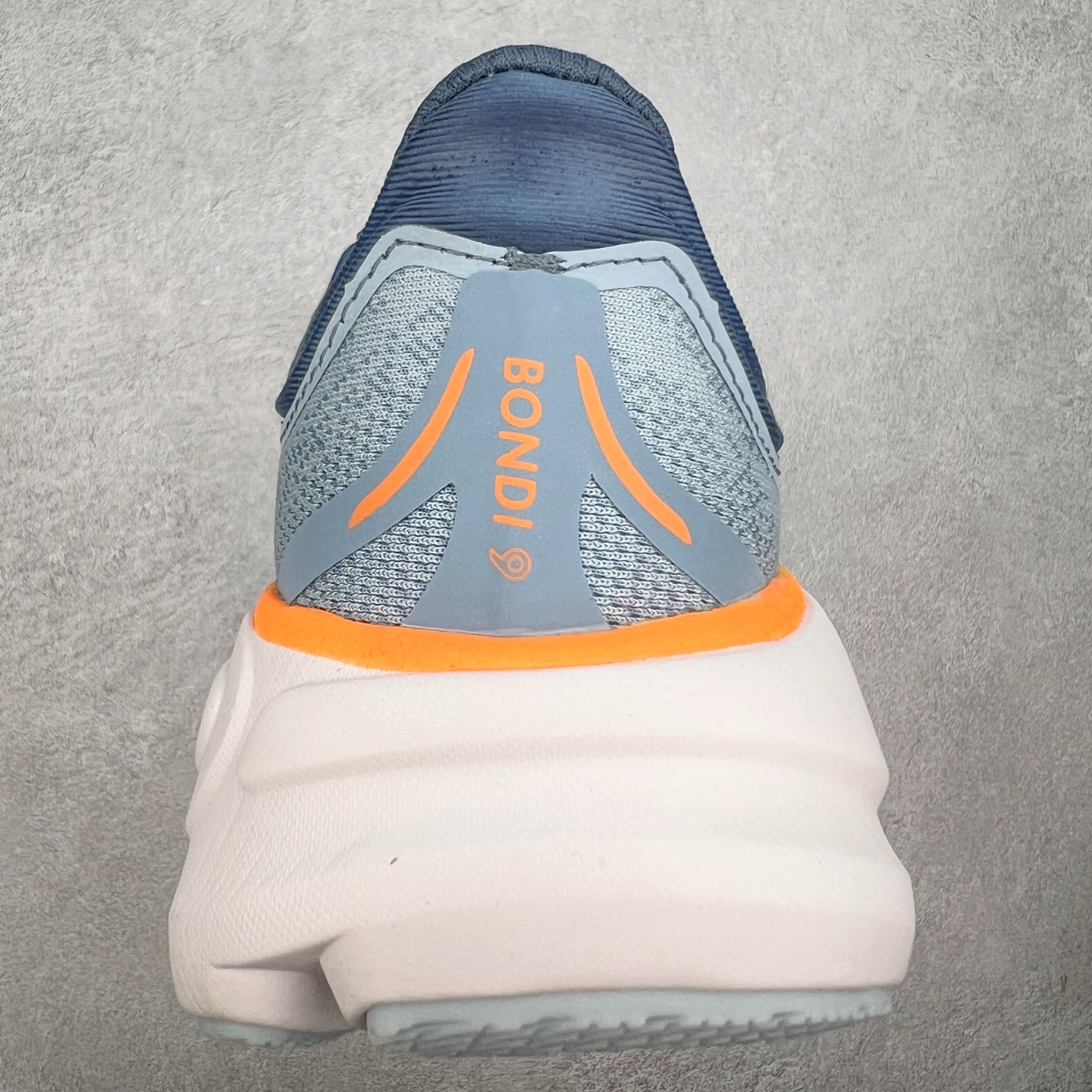图片[8]-HOKA ONE ONE Bondi 9 WIDE 邦迪九代舒适防滑耐磨低帮休闲跑步鞋 HOKA ONE ONE是来自美国的跑步鞋知名品牌，创立于2009年，始终致力于为所有跑者提供更新、更好的跑步装备。相比常规跑鞋，HOKA ONE ONE特别研发使用性能独特的几何形跑鞋中底，此种鞋底更厚、更高、回弹性也更好，除了卓越的缓冲性能，它还能內各种阶段的跑者带来更具动感、更加稳定的跑步体验。HOKAONE ONE从设计之初就清楚意识到，要保证跑者步幅的均匀一致，双脚自然而然的运动至关重要。尺码：36 36.5 37.5 38 38.5 39 40 40.5 41 42 42.5 43 44 44.5 45-选品中心