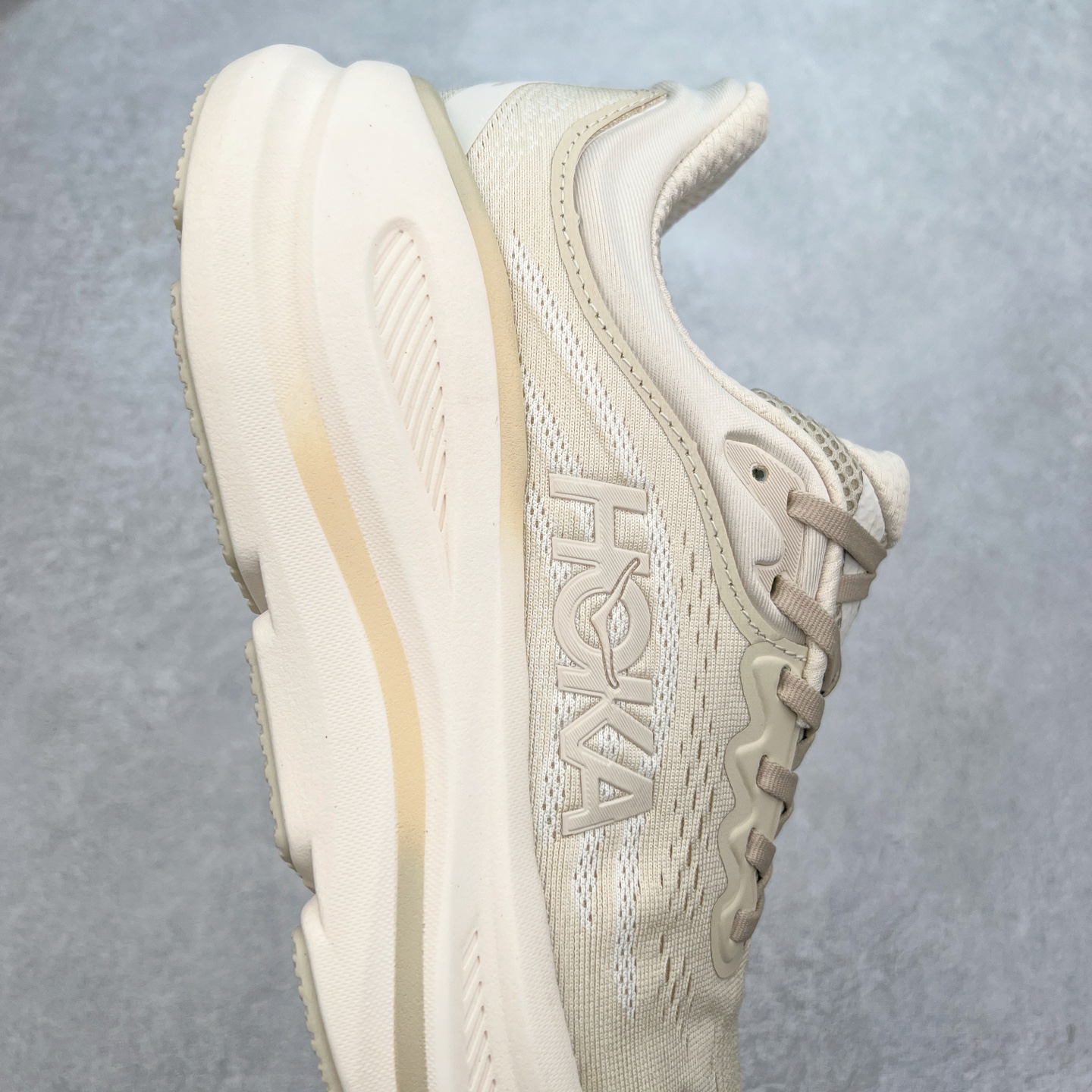 图片[6]-HOKA ONE ONE Bondi 9 WIDE 邦迪九代舒适防滑耐磨低帮休闲跑步鞋 HOKA ONE ONE是来自美国的跑步鞋知名品牌，创立于2009年，始终致力于为所有跑者提供更新、更好的跑步装备。相比常规跑鞋，HOKA ONE ONE特别研发使用性能独特的几何形跑鞋中底，此种鞋底更厚、更高、回弹性也更好，除了卓越的缓冲性能，它还能內各种阶段的跑者带来更具动感、更加稳定的跑步体验。HOKAONE ONE从设计之初就清楚意识到，要保证跑者步幅的均匀一致，双脚自然而然的运动至关重要。尺码：36 36.5 37.5 38 38.5 39 40 40.5 41 42 42.5 43 44 44.5 45-选品中心