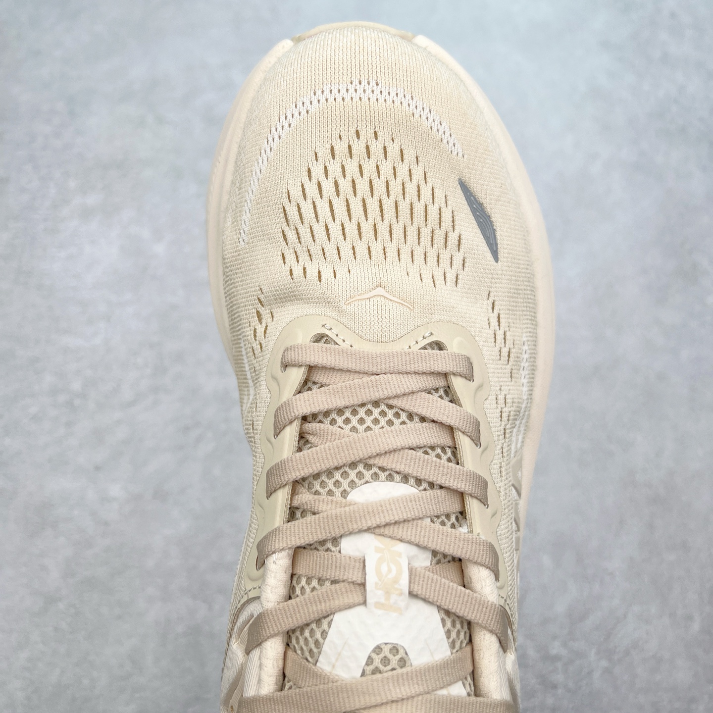 图片[4]-HOKA ONE ONE Bondi 9 WIDE 邦迪九代舒适防滑耐磨低帮休闲跑步鞋 HOKA ONE ONE是来自美国的跑步鞋知名品牌，创立于2009年，始终致力于为所有跑者提供更新、更好的跑步装备。相比常规跑鞋，HOKA ONE ONE特别研发使用性能独特的几何形跑鞋中底，此种鞋底更厚、更高、回弹性也更好，除了卓越的缓冲性能，它还能內各种阶段的跑者带来更具动感、更加稳定的跑步体验。HOKAONE ONE从设计之初就清楚意识到，要保证跑者步幅的均匀一致，双脚自然而然的运动至关重要。尺码：36 36.5 37.5 38 38.5 39 40 40.5 41 42 42.5 43 44 44.5 45-选品中心