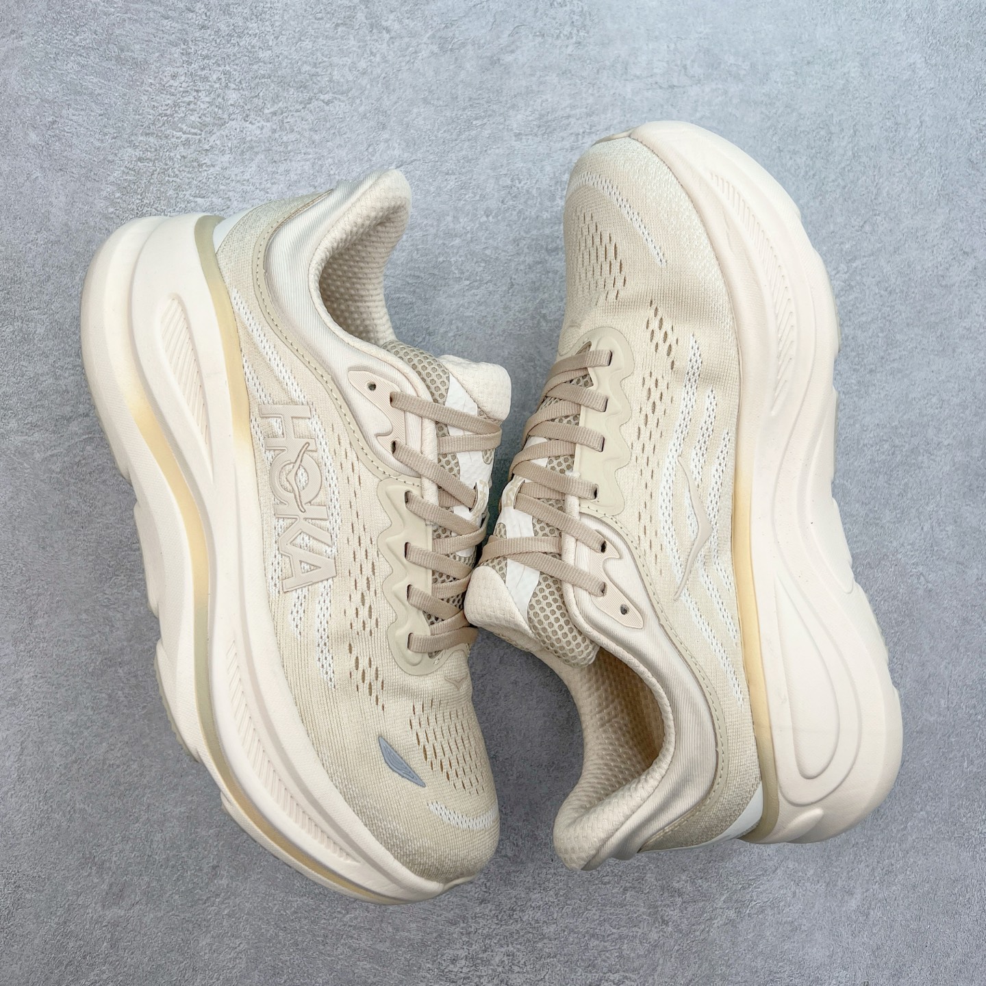 图片[3]-HOKA ONE ONE Bondi 9 WIDE 邦迪九代舒适防滑耐磨低帮休闲跑步鞋 HOKA ONE ONE是来自美国的跑步鞋知名品牌，创立于2009年，始终致力于为所有跑者提供更新、更好的跑步装备。相比常规跑鞋，HOKA ONE ONE特别研发使用性能独特的几何形跑鞋中底，此种鞋底更厚、更高、回弹性也更好，除了卓越的缓冲性能，它还能內各种阶段的跑者带来更具动感、更加稳定的跑步体验。HOKAONE ONE从设计之初就清楚意识到，要保证跑者步幅的均匀一致，双脚自然而然的运动至关重要。尺码：36 36.5 37.5 38 38.5 39 40 40.5 41 42 42.5 43 44 44.5 45-选品中心