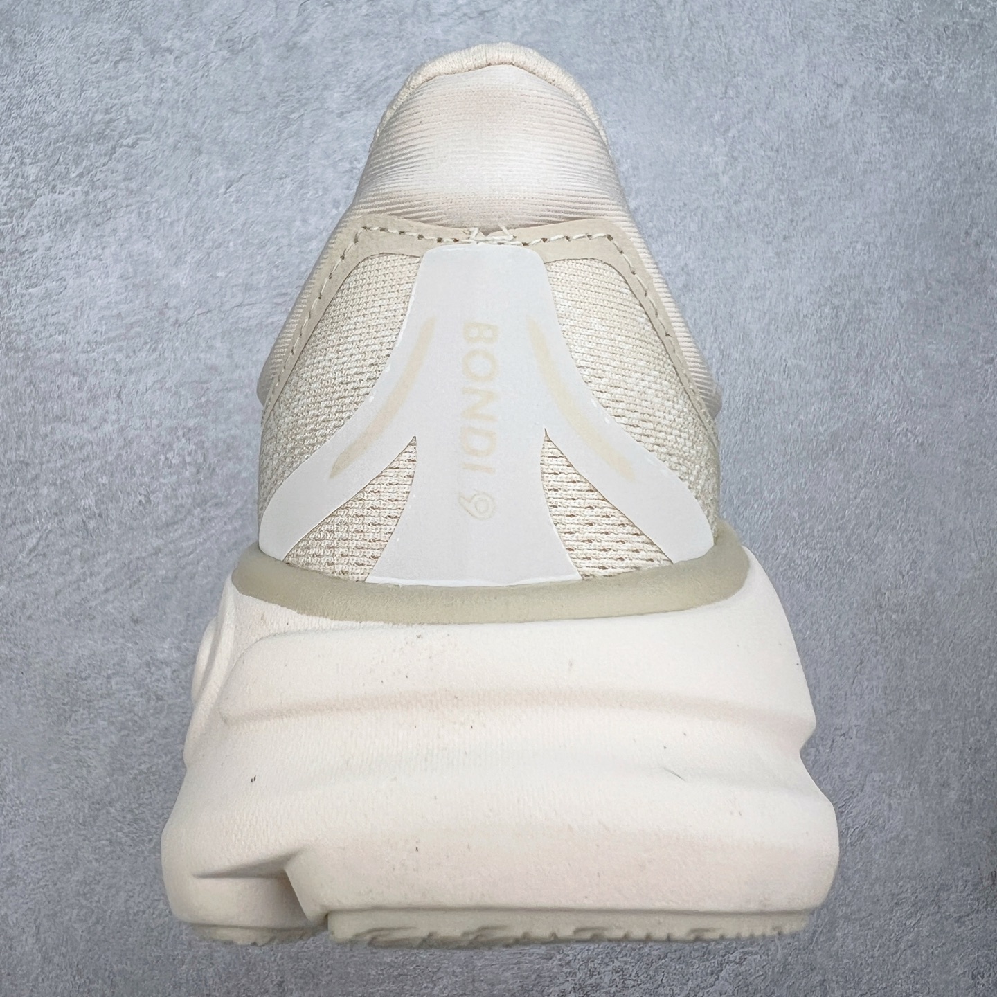 图片[8]-HOKA ONE ONE Bondi 9 WIDE 邦迪九代舒适防滑耐磨低帮休闲跑步鞋 HOKA ONE ONE是来自美国的跑步鞋知名品牌，创立于2009年，始终致力于为所有跑者提供更新、更好的跑步装备。相比常规跑鞋，HOKA ONE ONE特别研发使用性能独特的几何形跑鞋中底，此种鞋底更厚、更高、回弹性也更好，除了卓越的缓冲性能，它还能內各种阶段的跑者带来更具动感、更加稳定的跑步体验。HOKAONE ONE从设计之初就清楚意识到，要保证跑者步幅的均匀一致，双脚自然而然的运动至关重要。尺码：36 36.5 37.5 38 38.5 39 40 40.5 41 42 42.5 43 44 44.5 45-选品中心