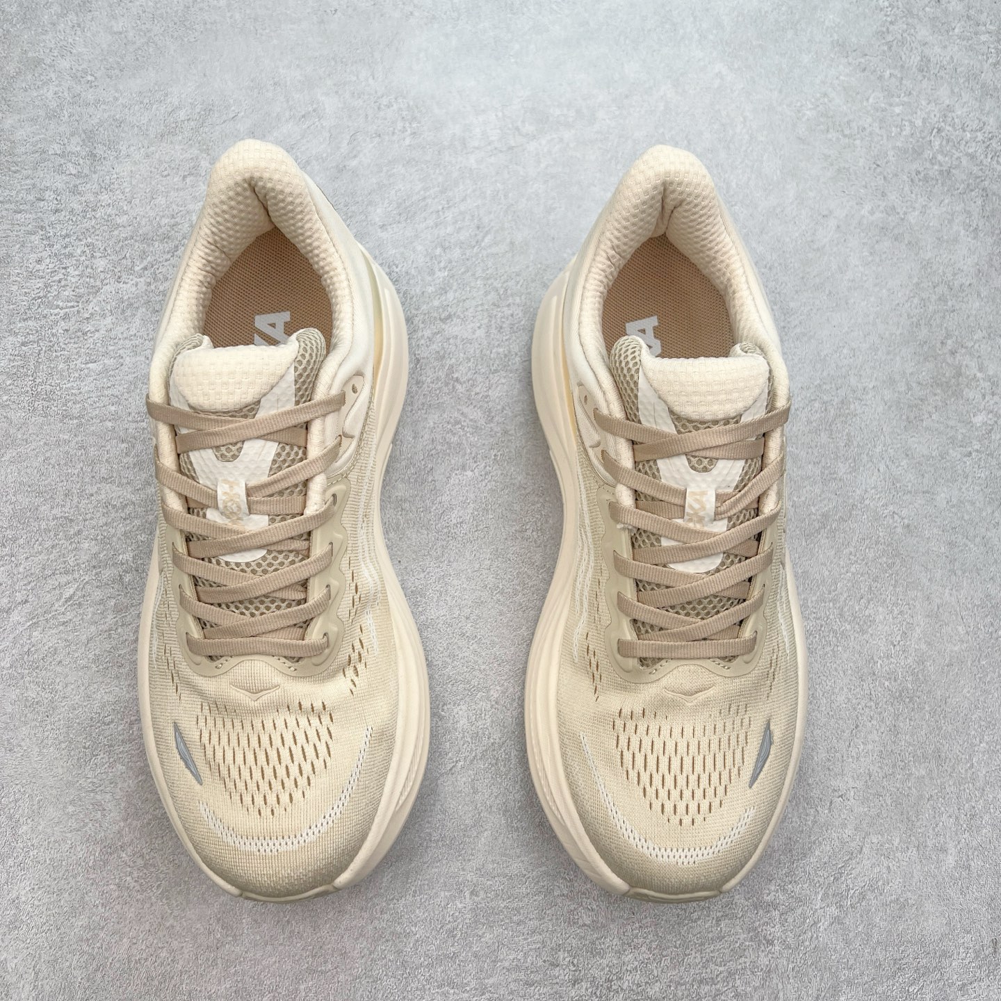 图片[2]-HOKA ONE ONE Bondi 9 WIDE 邦迪九代舒适防滑耐磨低帮休闲跑步鞋 HOKA ONE ONE是来自美国的跑步鞋知名品牌，创立于2009年，始终致力于为所有跑者提供更新、更好的跑步装备。相比常规跑鞋，HOKA ONE ONE特别研发使用性能独特的几何形跑鞋中底，此种鞋底更厚、更高、回弹性也更好，除了卓越的缓冲性能，它还能內各种阶段的跑者带来更具动感、更加稳定的跑步体验。HOKAONE ONE从设计之初就清楚意识到，要保证跑者步幅的均匀一致，双脚自然而然的运动至关重要。尺码：36 36.5 37.5 38 38.5 39 40 40.5 41 42 42.5 43 44 44.5 45-选品中心