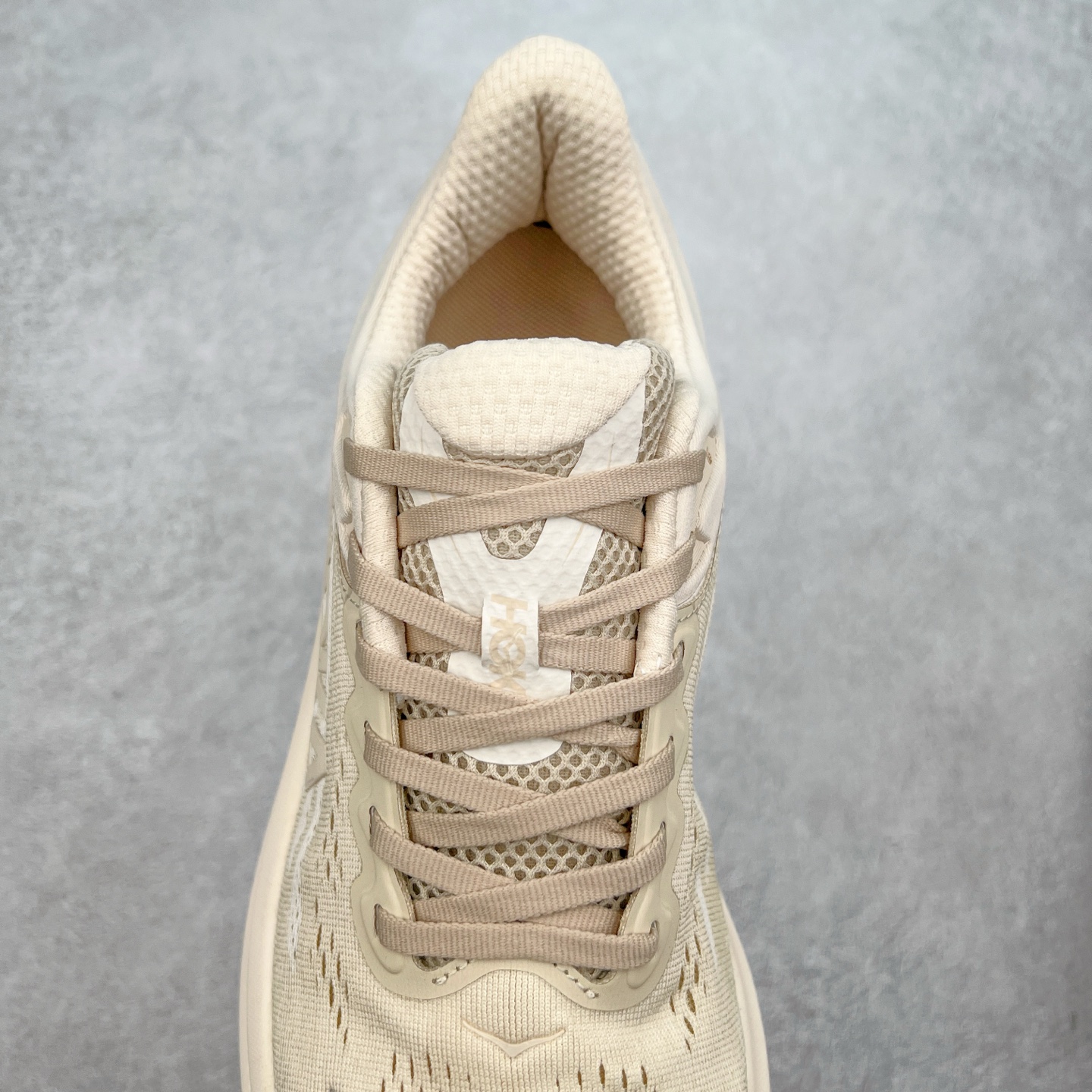 图片[5]-HOKA ONE ONE Bondi 9 WIDE 邦迪九代舒适防滑耐磨低帮休闲跑步鞋 HOKA ONE ONE是来自美国的跑步鞋知名品牌，创立于2009年，始终致力于为所有跑者提供更新、更好的跑步装备。相比常规跑鞋，HOKA ONE ONE特别研发使用性能独特的几何形跑鞋中底，此种鞋底更厚、更高、回弹性也更好，除了卓越的缓冲性能，它还能內各种阶段的跑者带来更具动感、更加稳定的跑步体验。HOKAONE ONE从设计之初就清楚意识到，要保证跑者步幅的均匀一致，双脚自然而然的运动至关重要。尺码：36 36.5 37.5 38 38.5 39 40 40.5 41 42 42.5 43 44 44.5 45-选品中心