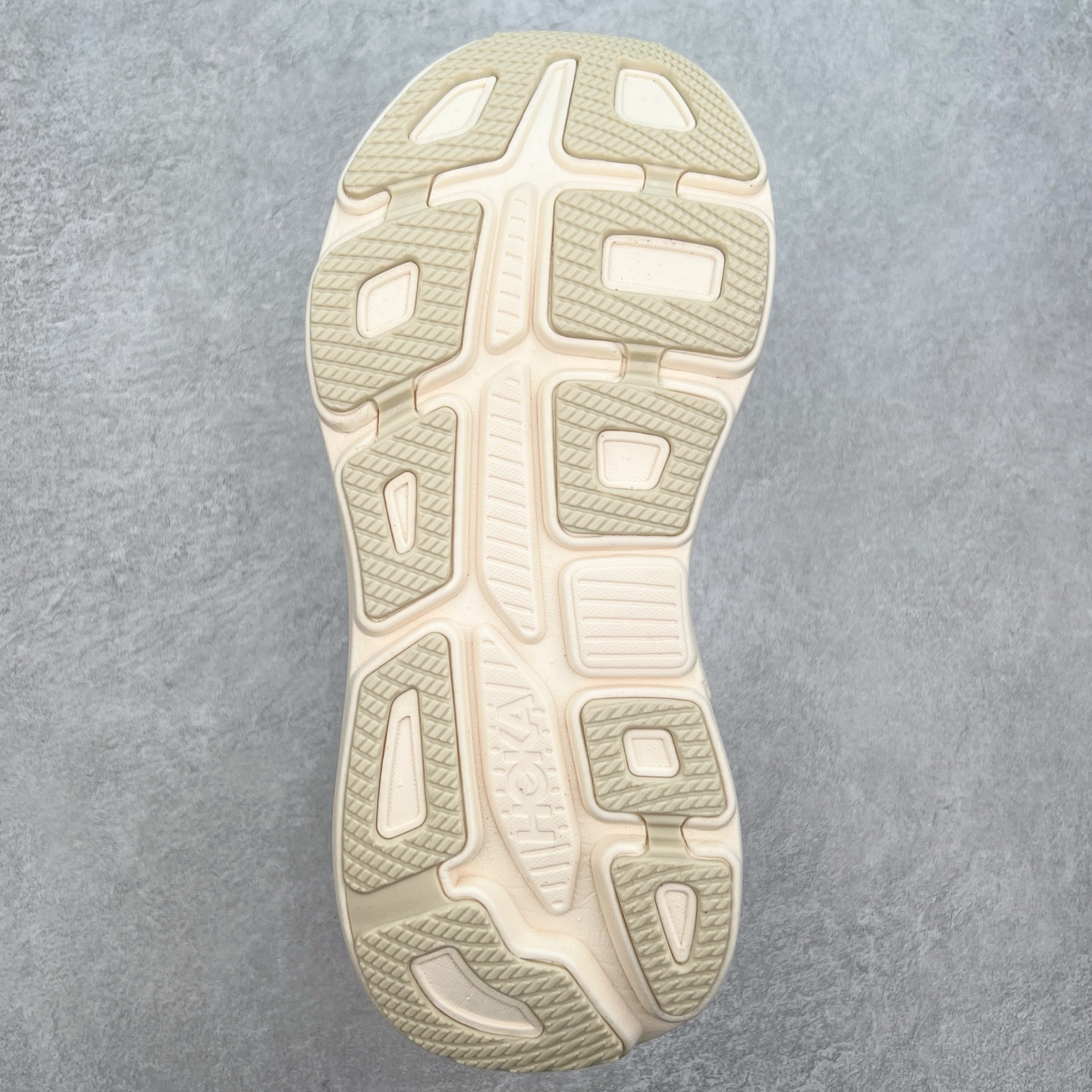 图片[9]-HOKA ONE ONE Bondi 9 WIDE 邦迪九代舒适防滑耐磨低帮休闲跑步鞋 HOKA ONE ONE是来自美国的跑步鞋知名品牌，创立于2009年，始终致力于为所有跑者提供更新、更好的跑步装备。相比常规跑鞋，HOKA ONE ONE特别研发使用性能独特的几何形跑鞋中底，此种鞋底更厚、更高、回弹性也更好，除了卓越的缓冲性能，它还能內各种阶段的跑者带来更具动感、更加稳定的跑步体验。HOKAONE ONE从设计之初就清楚意识到，要保证跑者步幅的均匀一致，双脚自然而然的运动至关重要。尺码：36 36.5 37.5 38 38.5 39 40 40.5 41 42 42.5 43 44 44.5 45-选品中心