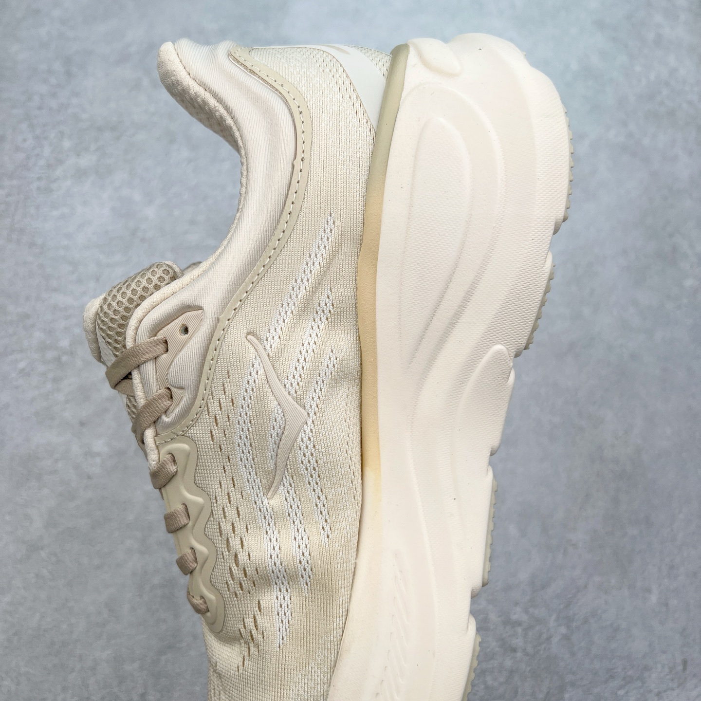 图片[7]-HOKA ONE ONE Bondi 9 WIDE 邦迪九代舒适防滑耐磨低帮休闲跑步鞋 HOKA ONE ONE是来自美国的跑步鞋知名品牌，创立于2009年，始终致力于为所有跑者提供更新、更好的跑步装备。相比常规跑鞋，HOKA ONE ONE特别研发使用性能独特的几何形跑鞋中底，此种鞋底更厚、更高、回弹性也更好，除了卓越的缓冲性能，它还能內各种阶段的跑者带来更具动感、更加稳定的跑步体验。HOKAONE ONE从设计之初就清楚意识到，要保证跑者步幅的均匀一致，双脚自然而然的运动至关重要。尺码：36 36.5 37.5 38 38.5 39 40 40.5 41 42 42.5 43 44 44.5 45-选品中心