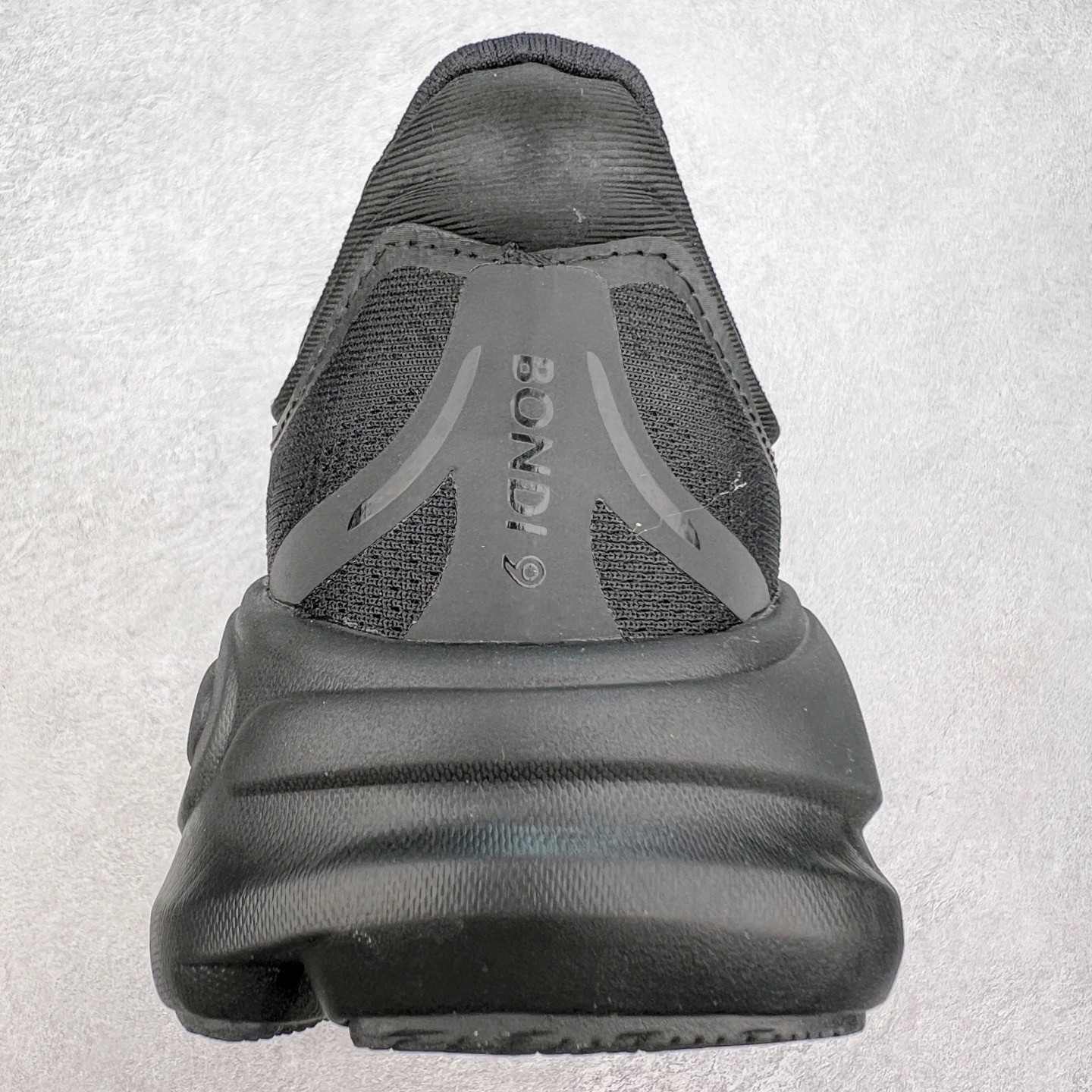 图片[8]-HOKA ONE ONE Bondi 9 WIDE 邦迪九代舒适防滑耐磨低帮休闲跑步鞋 HOKA ONE ONE是来自美国的跑步鞋知名品牌，创立于2009年，始终致力于为所有跑者提供更新、更好的跑步装备。相比常规跑鞋，HOKA ONE ONE特别研发使用性能独特的几何形跑鞋中底，此种鞋底更厚、更高、回弹性也更好，除了卓越的缓冲性能，它还能內各种阶段的跑者带来更具动感、更加稳定的跑步体验。HOKAONE ONE从设计之初就清楚意识到，要保证跑者步幅的均匀一致，双脚自然而然的运动至关重要。尺码：36 36.5 37.5 38 38.5 39 40 40.5 41 42 42.5 43 44 44.5 45-选品中心