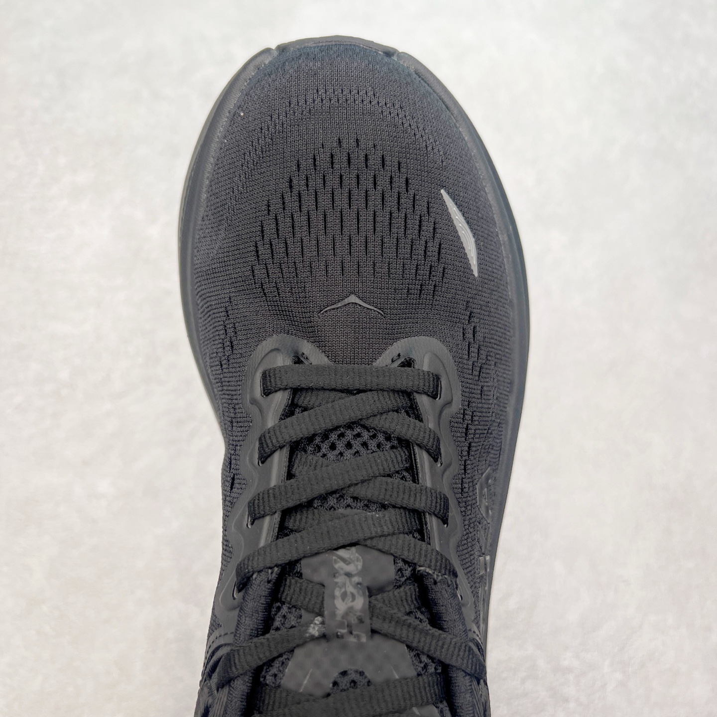 图片[4]-HOKA ONE ONE Bondi 9 WIDE 邦迪九代舒适防滑耐磨低帮休闲跑步鞋 HOKA ONE ONE是来自美国的跑步鞋知名品牌，创立于2009年，始终致力于为所有跑者提供更新、更好的跑步装备。相比常规跑鞋，HOKA ONE ONE特别研发使用性能独特的几何形跑鞋中底，此种鞋底更厚、更高、回弹性也更好，除了卓越的缓冲性能，它还能內各种阶段的跑者带来更具动感、更加稳定的跑步体验。HOKAONE ONE从设计之初就清楚意识到，要保证跑者步幅的均匀一致，双脚自然而然的运动至关重要。尺码：36 36.5 37.5 38 38.5 39 40 40.5 41 42 42.5 43 44 44.5 45-选品中心