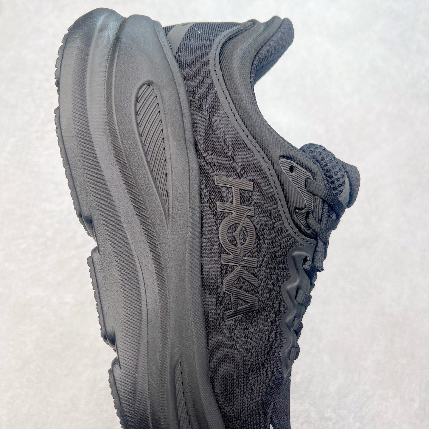 图片[6]-HOKA ONE ONE Bondi 9 WIDE 邦迪九代舒适防滑耐磨低帮休闲跑步鞋 HOKA ONE ONE是来自美国的跑步鞋知名品牌，创立于2009年，始终致力于为所有跑者提供更新、更好的跑步装备。相比常规跑鞋，HOKA ONE ONE特别研发使用性能独特的几何形跑鞋中底，此种鞋底更厚、更高、回弹性也更好，除了卓越的缓冲性能，它还能內各种阶段的跑者带来更具动感、更加稳定的跑步体验。HOKAONE ONE从设计之初就清楚意识到，要保证跑者步幅的均匀一致，双脚自然而然的运动至关重要。尺码：36 36.5 37.5 38 38.5 39 40 40.5 41 42 42.5 43 44 44.5 45-选品中心